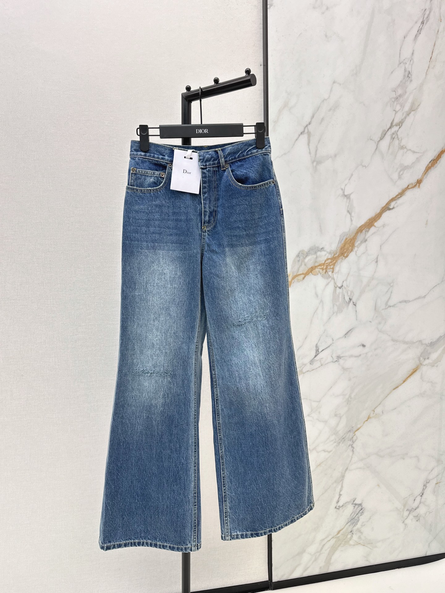 NO:910184,Recommended single items CD 26Ss——Early autumn latest retro blue and white presbyopic washed straight jeans, customized retro wash technology, high-end and fashionable. A must-have for your wardrobe every year. The classic straight-leg trousers that must be released every year will make the upper body look slimmer. The sense of sight of mom’s long legs. Casual and fashionable handsome items. One color sml,,jeans,19860909爆单款推荐 CD 26Ss————早秋最新款复古蓝磨白老花洗水直筒牛仔裤定制复古洗水工艺高级又时髦 衣橱必备的万年搭 每年必出的经典直筒裤形上身巨显瘦 妈生大长腿既视感 休闲时髦的帅气单品 一色sml,,jeans,,Women's clothing