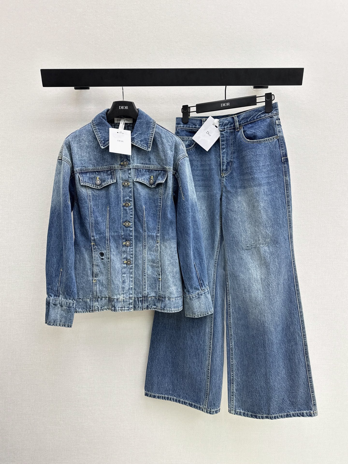 NO:910180,Exclusive model CD 26Ss——Early autumn latest style distressed and whitened presbyopic washed denim jacket original custom retro nostalgic washing process high-end and fashionable wardrobe must-have classic version slimming upper body casual and fashionable handsome item Imported denim fabric enzyme washing process inner logo printing details Recommended to match one color sml,,jackets & coats,jackets & coats,19860909独家款 CD 26Ss————早秋最新款做旧磨白老花洗水牛仔夹克外套原版定制复古怀旧洗水工艺高级又时髦 衣橱必备的万年搭 经典版形上身巨显瘦 休闲时髦的帅气单品 进口牛仔面料酵素洗水工艺 内里logo印花细节 推荐一套搭配 一色sml,,jackets & coats,jackets & coats,,Women's clothing