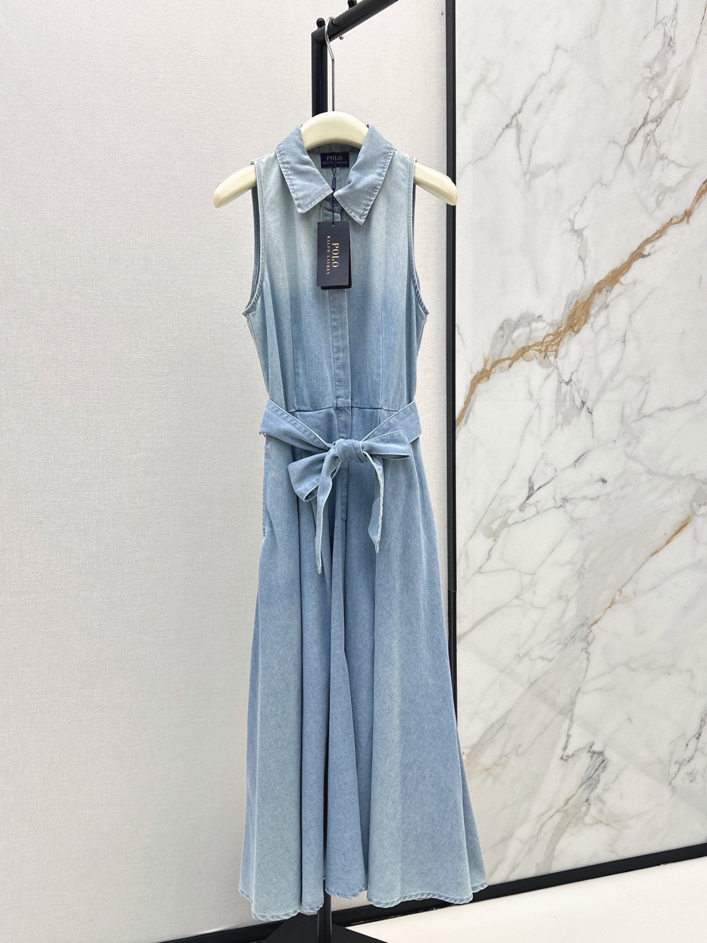 NO:910172,Exclusive debut of RL 26Ss - the latest retro light blue washed long denim dress for early autumn. The wash is super beautiful. It is made of denim cotton fabric. The whole skirt is cut great. The belt at the waist makes it slimmer and can separate the proportion of the body. A whole high-end Look~ One color sml,,skirts,19860909独家首发 RL 26Ss————早秋最新款复古浅蓝色洗水长款牛仔连衣裙 洗水超好看 采用牛仔棉面料 整个裙型剪裁太棒了 腰部系腰带显瘦又可以分割出三七身材比例感 一整个高级Look～ 一色sml,,skirts,,Women's clothing