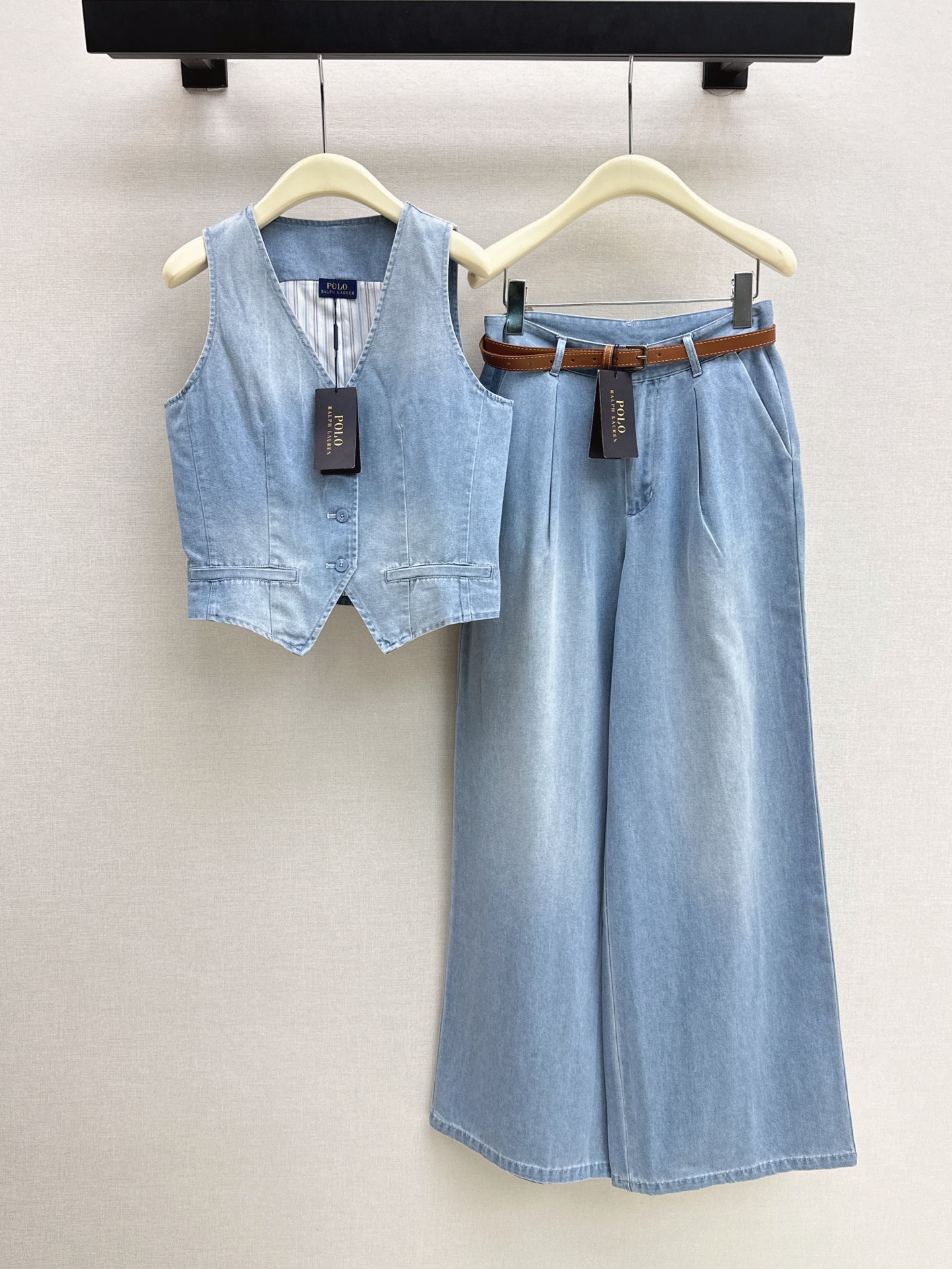 NO:910168,Exclusive first release RL 26Ss——Early autumn’s latest distressed washed denim vest, distressed washed denim fabric, made of distressed washed denim cotton fabric, three-dimensional tailoring, handsome and fashionable look, nice washed color, one color sml,,19860909独家首发 RL 26Ss————早秋最新款做旧洗水牛仔马甲做旧洗水牛仔面料 采用做旧洗水牛仔棉面料 立体版型剪裁 帅气时髦Look 洗水颜色很好看 一色sml,,,Women's clothing
