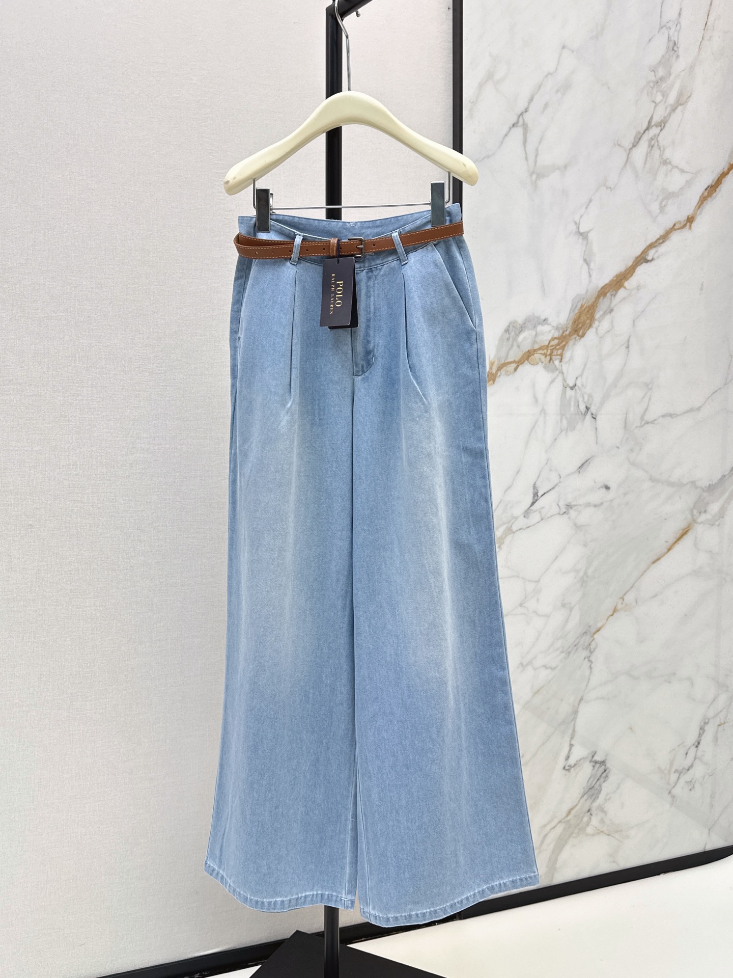 NO:910164,Exclusive debut of RL 26Ss - the latest distressed washed denim suit for early autumn. Tie denim shirt + straight belt wide leg pants. A super tall set. The upper body has a long leg proportion. It is made of washed denim cotton fabric. The set is so beautiful. The washed color is very nice. One color sml, shirts, ties,19860909独家首发 RL 26Ss————早秋最新款做旧洗水牛仔套装 领带牛仔衬衫+直筒腰带阔腿裤 超级显高的一套 上身就是长腿比例无疑了 采用了洗水牛仔棉面料 一套搭太好看了 洗水颜色很好看 一色sml,,shirts,ties,,Women's clothing