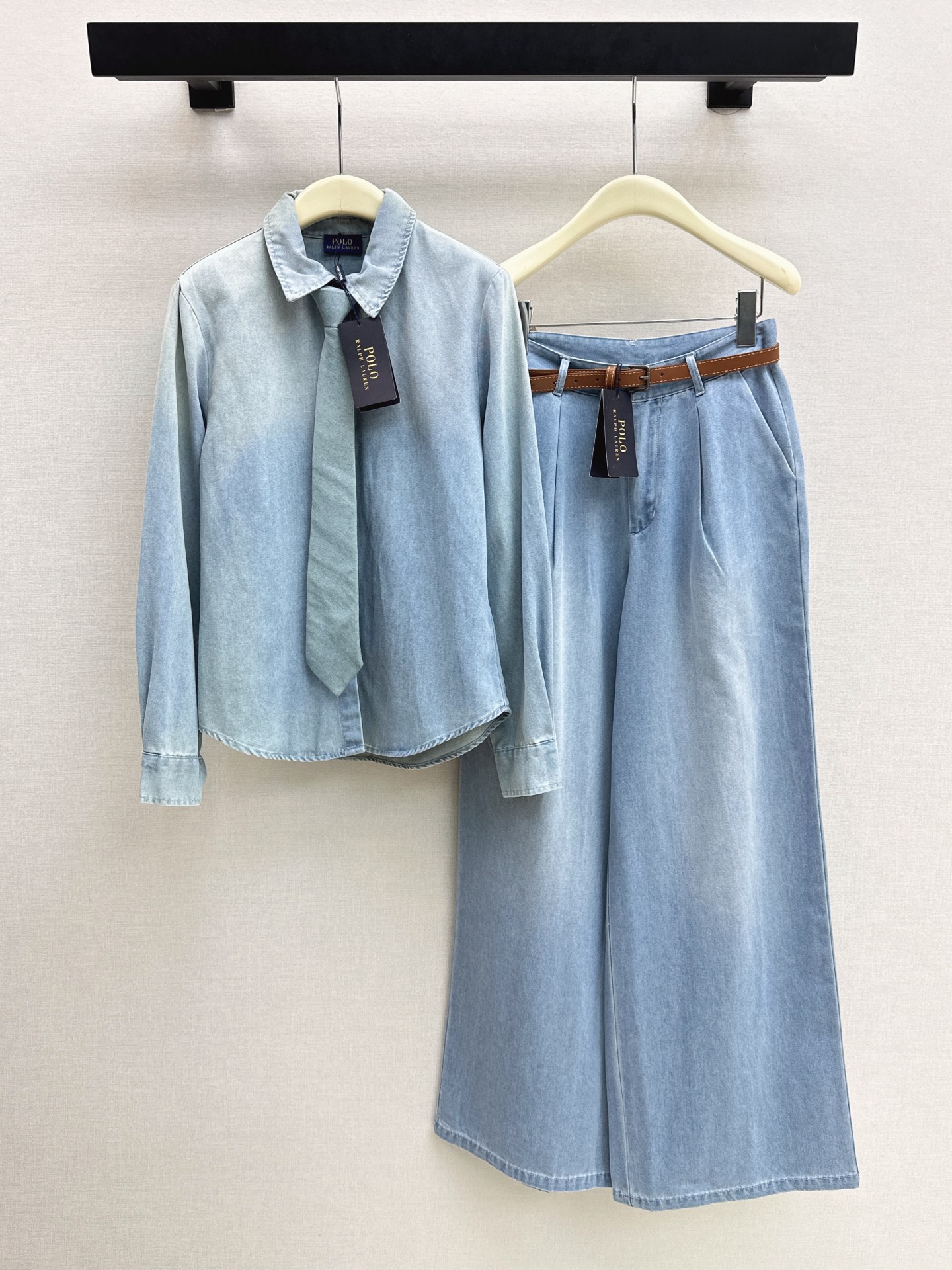 NO:910160,Exclusive debut of RL 26Ss - the latest distressed washed denim suit for early autumn. Tie denim shirt + straight belt wide leg pants. A super tall set. The upper body is undoubtedly long leg proportions. It is made of washed denim cotton fabric. The set is so beautiful. The washed color is very nice. One color sml shirt, shirts, ties,19860909独家首发 RL 26Ss————早秋最新款做旧洗水牛仔套装 领带牛仔衬衫+直筒腰带阔腿裤 超级显高的一套 上身就是长腿比例无疑了 采用了洗水牛仔棉面料 一套搭太好看了 洗水颜色很好看 一色sml 衬衫,,shirts,ties,,Women's clothing