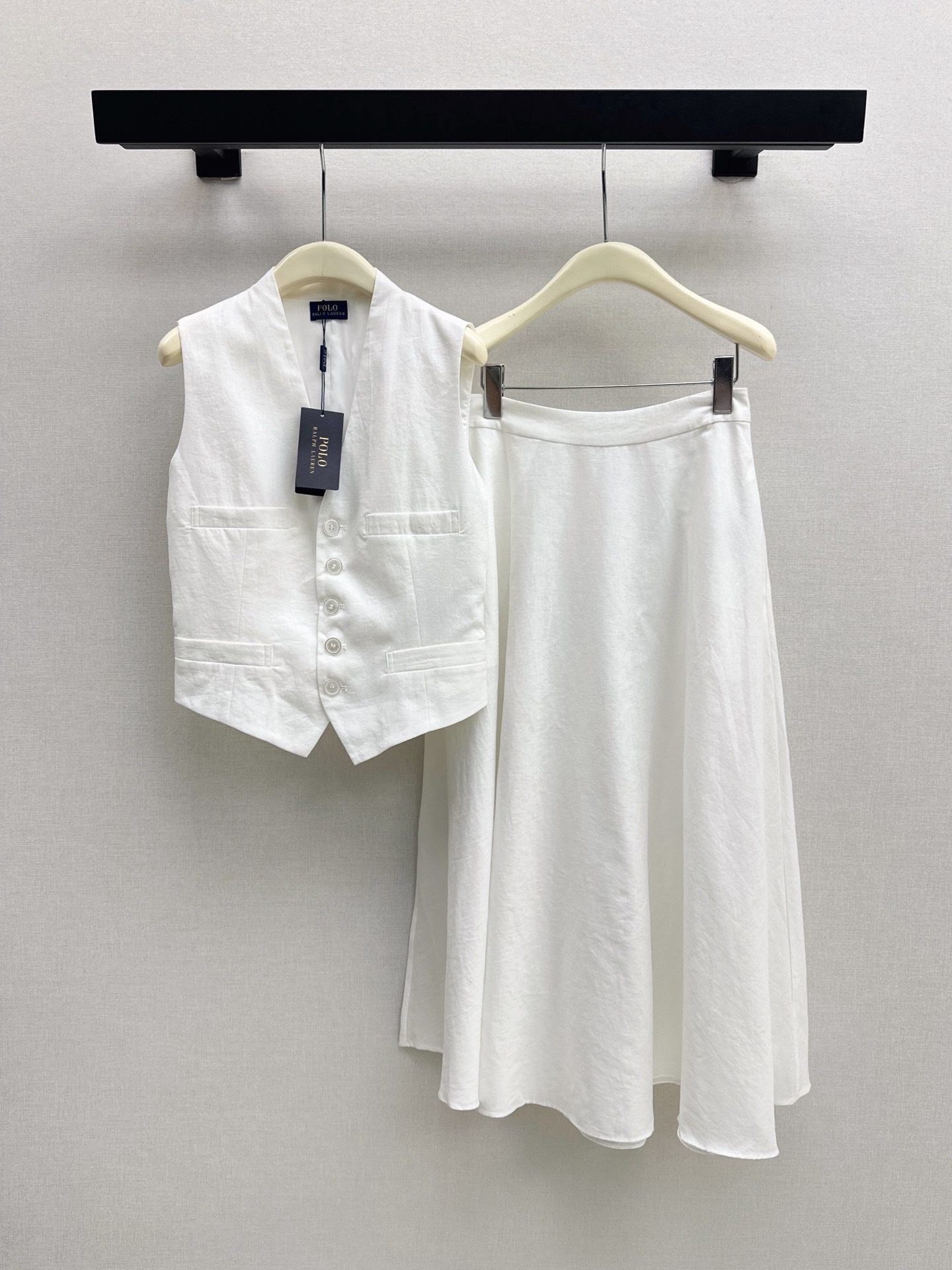 NO:910156,Vest, skirt and high-end set with RL 26Ss————Splicing method of the latest old-money style suit in spring and summer. Sleeveless vest + umbrella skirt. Customized linen fabric. A super tall set. The upper body has a long-leg proportion. The set is so beautiful. One color sml,,skirts,19860909马甲 半裙高阶一套搭配 RL 26Ss————春夏最新款老钱风穿搭套装拼接做法无袖马甲+伞状半裙 定制的亚麻面料 超级显高的一套 上身就是长腿比例无疑了 一套搭太好看了 一色sml,,skirts,,Women's clothing