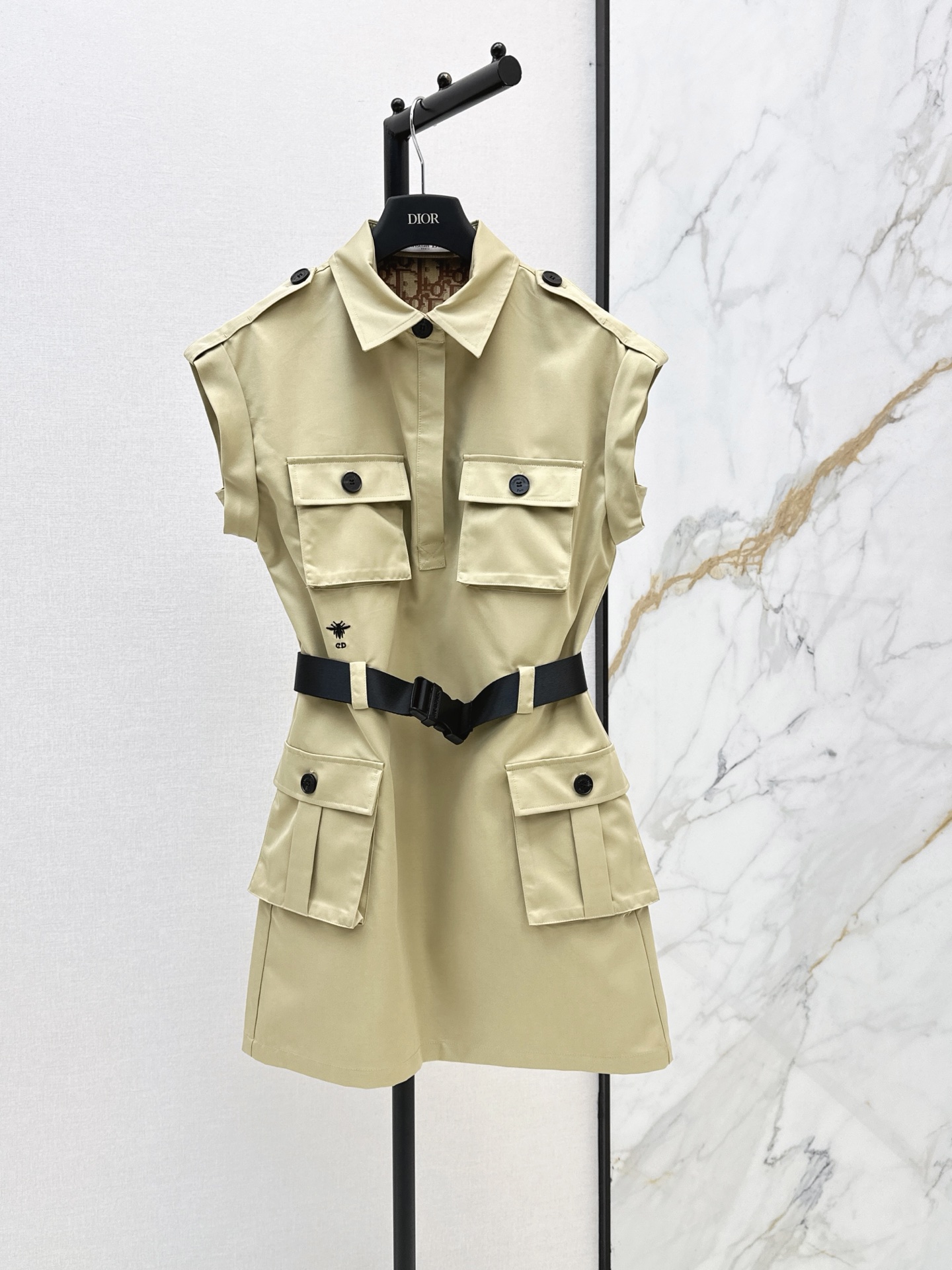 NO:910989,CD 26Ss————The latest spring and summer workwear sleeveless shirt dress with crisp fabric, lapel and epaulette design, rich layers of upper and lower workwear pockets, and full sense of detail. Comes with a black functional belt. The waistline is tightened to highlight the slender proportion. Small embroidery is low-key embellishment. The crisp anti-wrinkle fabric has a neat silhouette. The sleeveless cut is refreshing and slim. It is perfect for daily outings and short trips. One-color sml, skirts, shirts,19860909CD 26Ss————春夏最新款工装无袖衬衫连衣裙面料挺括 翻领肩章设计 上下工装口袋层次丰富 细节感拉满 附赠黑色机能腰带 收紧腰线凸显修长比例 小刺绣低调点缀 挺括抗皱面料版型利落 无袖剪裁清爽显瘦 日常出街 短途出游都很出片 一色sml,,skirts,shirts,,Women's clothing