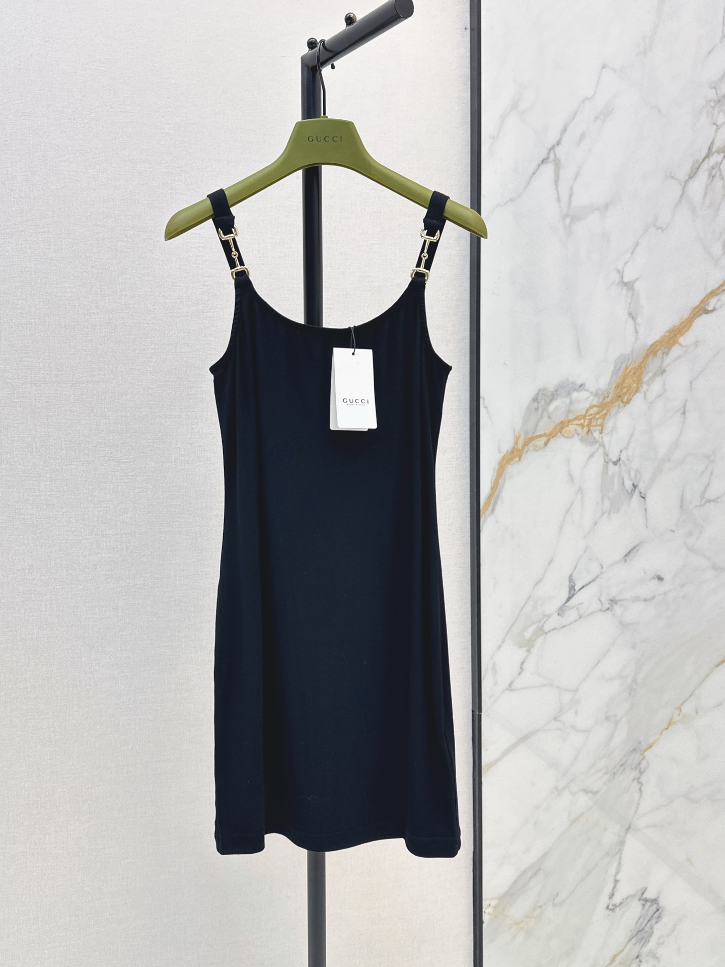 NO:910984,Gu 26Ss——The latest solid color suspender dress for spring and summer, soft and skin-friendly elastic fabric, smooth and comfortable upper body, metal buckle shoulder straps, suitable for different shoulder shapes, round neck, simple and elegant, easy to wear, loose micro-A version to hide the body, moderate length, refreshing to wear alone, suitable for suits, vests and shirts, black and white classic two colors, looks good inside and outside, two-color sml,,skirts,shirts,business suit,19860909Gu 26Ss———春夏最新款纯色吊带连衣裙软糯亲肤弹力面料 垂感顺滑上身舒适透气 金属扣肩带 适配不同肩型 圆领简约大方不挑穿搭 宽松微A版型藏肉显瘦 长度适中 单穿清爽 搭配西装 马甲 衬衫都适配 黑白经典两色 内搭外穿都好看 两色sml,,skirts,shirts,business suit,,Women's clothing