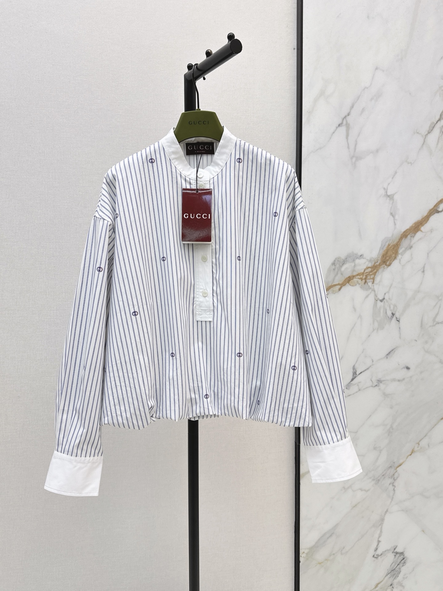 NO:910978,Gu 26Ss————Early autumn latest striped printed loose lapel shirt pure cotton poplin fabric. Retro and fashionable, low-key temperament and luxurious and high-end. The version is versatile and not picky. One color ready for sale sml,, shirts,19860909Gu 26Ss————早秋最新款条纹印花宽松翻领衬衫纯棉府绸棉面料 复古时髦 低调气质又奢华高级 版型百搭不挑人 一色现货发售sml,,shirts,,Women's clothing