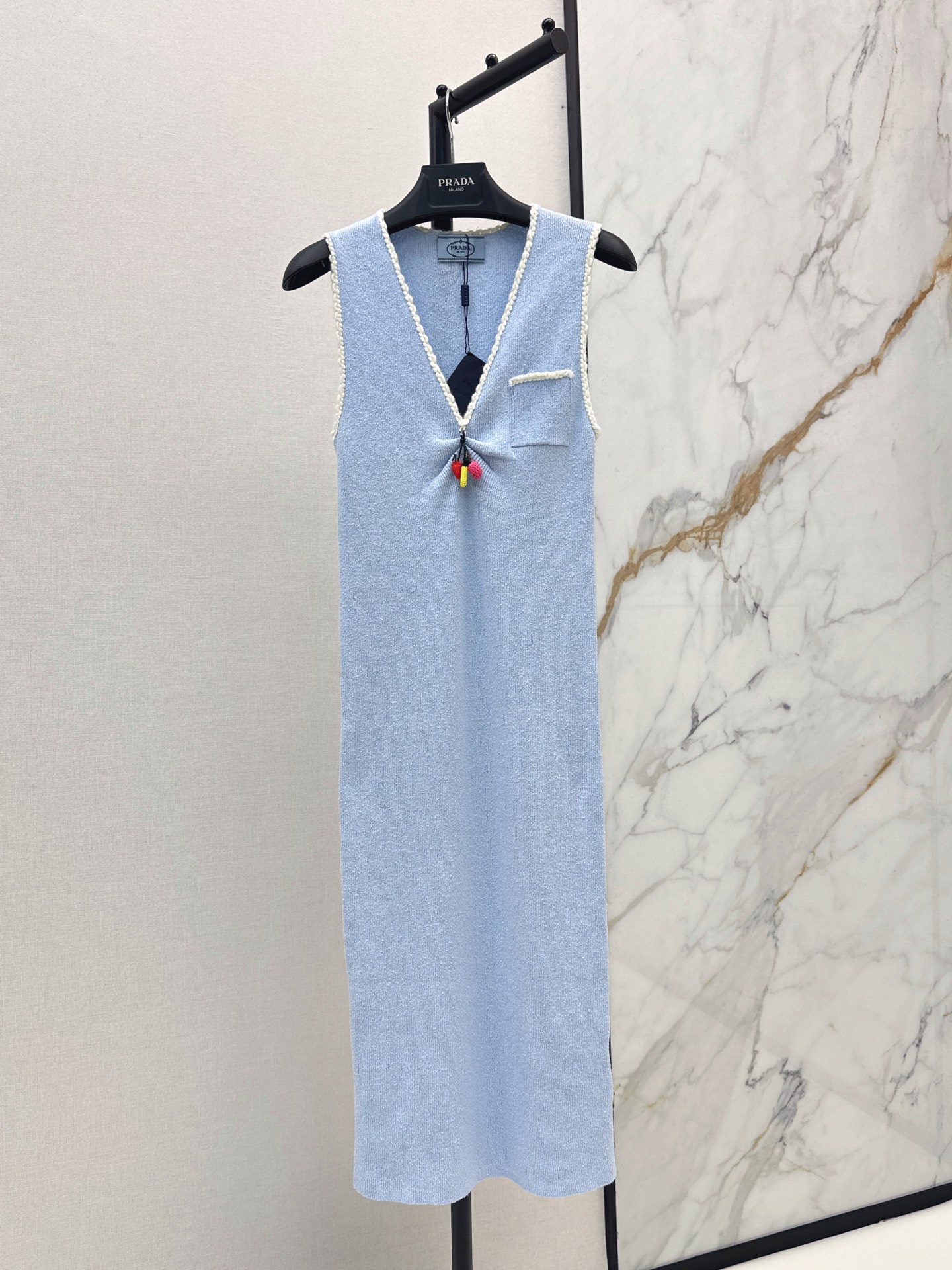 NO:910972,PD 26Ss————The latest fruit pendant V-neck knitted dress for spring and summer. The baby blue color is matched with colorful fruit embellishments to brighten up the sweet summer holiday wear. Custom-spun cotton blended beaded circle knitted yarn has a fine grain texture on the surface, which is light and breathable. The custom-dyed foggy blue is fresh and transparent. The visual is soft and white. The triangle logo on the back highlights the recognition. The slim-fitting mid-length skirt fits the body and shows off the figure.  Simple and high-end, one color sml,, mido, skirts,19860909PD 26Ss————春夏最新款水果吊坠V领针织连衣裙奶呼呼的baby蓝色配色搭配彩色水果点缀装饰 点亮夏日甜美度假穿搭 定纺的棉质混纺珠感圈圈针织纱线 表面自带细腻颗粒肌理,轻薄透气 定染的雾感蓝色清新又富有通透感 视觉柔和又显白 后背饰织物三角形徽标凸显辨识度 修身中长裙型贴合身形超显身材 简约又高级 一色sml,,mido,skirts,,Women's clothing