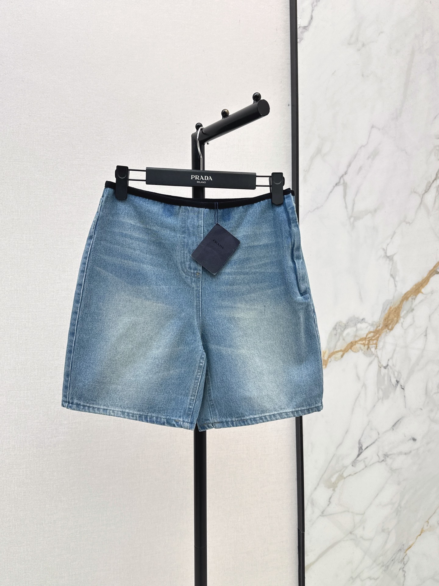 NO:910966,PD 26Ss————The latest high-waisted denim shorts for spring and summer. Soft distressed gradient washed denim. Full of retro atmosphere. Simple and seamless side zipper placket design. Contrasting thin edges at the waist with low-key accent. Loose straight A-line version. It hides the flesh and makes you slim. Modifies the leg lines without picking up the figure. It is suitable for matching with T-shirts, knitted vests. One-color sml, shorts, tees, t-shirt,19860909PD 26Ss————春夏最新款高腰牛仔五分短裤 柔和做旧渐变水洗牛仔 复古氛围感拉满 简约无痕侧边拉链门襟设计 腰间撞色细边低调点睛 宽松直筒A字版型 藏肉显瘦 修饰腿部线条不挑身材 搭配T恤 针织 马甲都很适配 一色sml,,shorts,tees，t-shirt,,Women's clothing