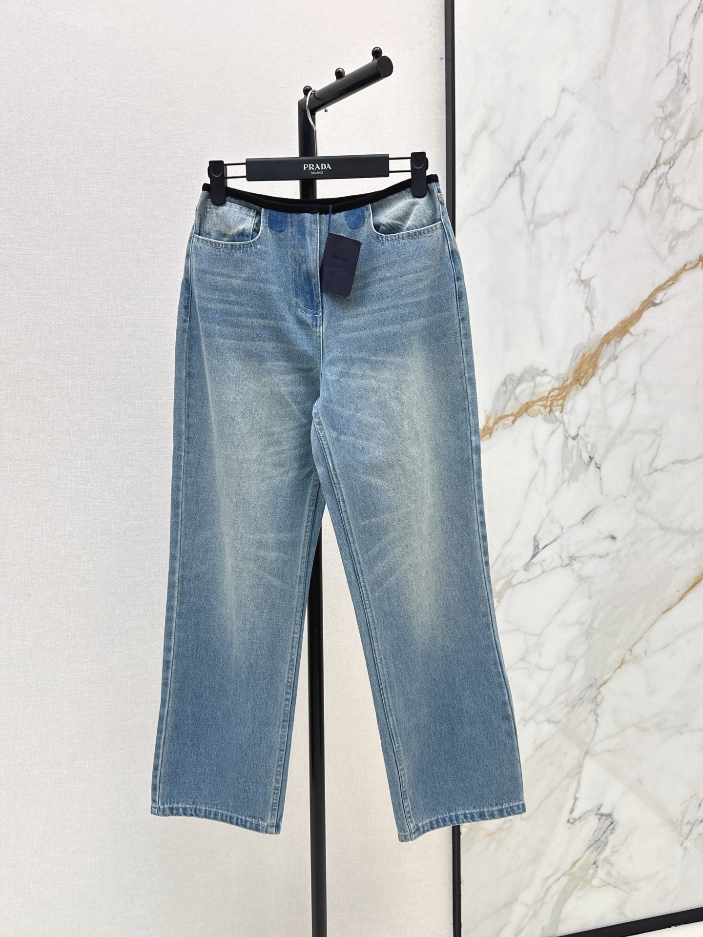 NO:910960,PD 26Ss————The latest high-waisted denim trousers for spring and summer, retro washed denim cotton fabric, white texture, comfortable and breathable, with a relaxed atmosphere, contrasting waist and thin black edge design, comfortable to put on and take off without tightening the abdomen, simple invisible placket, low-key and durable, straight wide-leg pants with outstanding drape, modify the leg shape, hide leg fat, suitable for all kinds of tops, versatile for daily casual wear, one color sml l,,19860909PD 26Ss————春夏最新款高腰牛仔长裤复古水洗牛仔棉面料 白纹理 舒适透气 自带松弛氛围感 撞色腰头细黑边设计 穿脱舒适不勒腹 简约隐形门襟低调耐看 直筒阔腿裤型垂坠感出众 修饰腿型 藏住腿部赘肉 适配各类上衣 日常休闲穿搭万能款 一色sml l,,,Women's clothing
