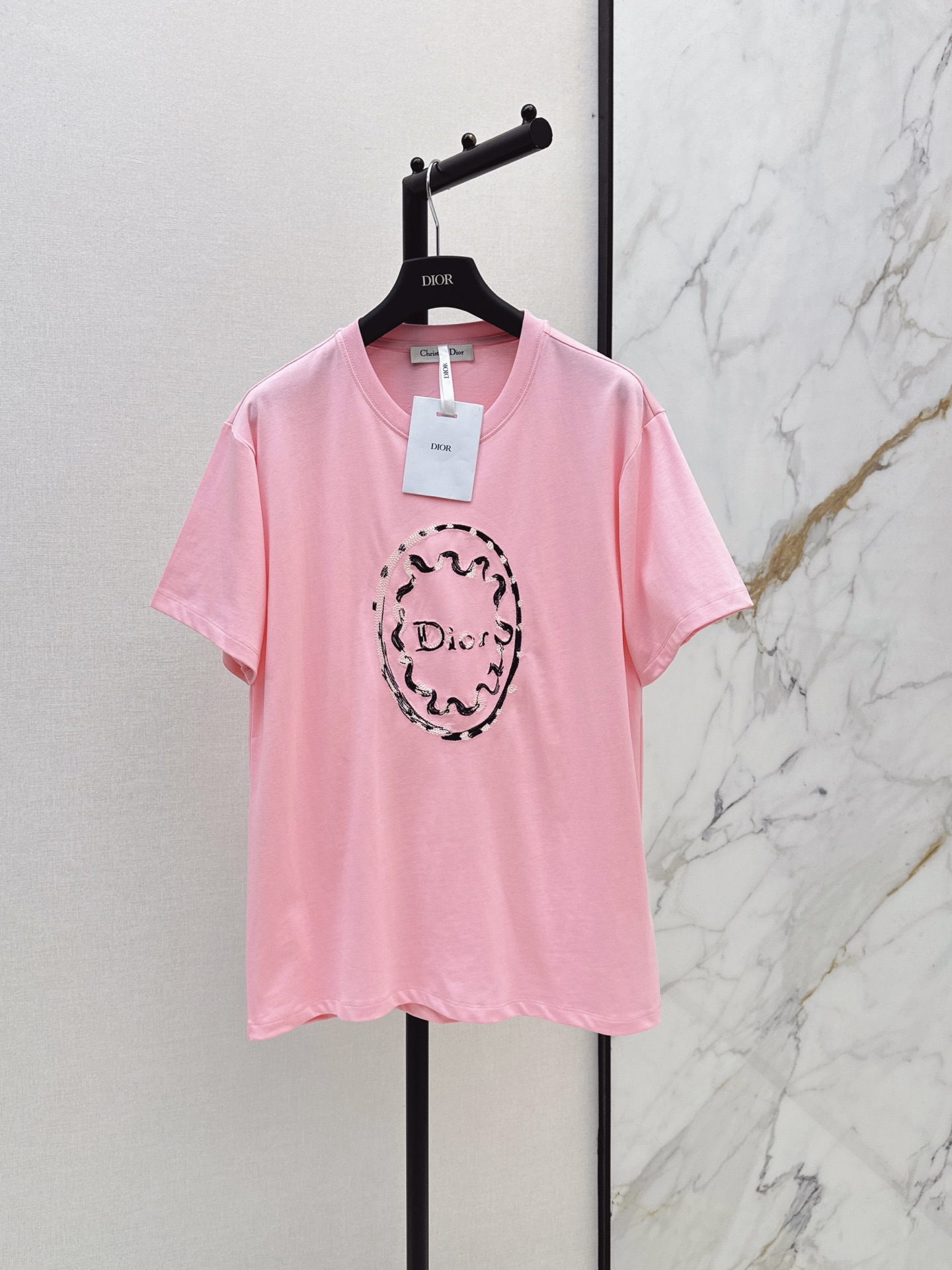 NO:910955,CD 26Ss - the latest spring and summer round neck embroidered short-sleeved T-shirt. Selected soft and waxy pure cotton fabric, skin-friendly and breathable, comfortable to wear in summer. Oval artistic embroidery logo on the chest, casual and lazy strokes, loose straight version, not picky about body shape, slim and versatile, daily paired with jeans, skirts are casual and fashionable, can be easily used for commuting and outings.  Two-color sml,,skirts,jeans,T-shirt,tees,t-shirt,19860909CD 26Ss———春夏最新款圆领刺绣短袖T恤 精选软糯纯棉面料 亲肤透气 夏日穿着自在舒适 胸前椭圆形艺术刺绣logo 笔触随性慵懒 宽松直筒版型 不挑身材 显瘦百搭 日常搭配牛仔裤 半身裙随性时髦 通勤出游都可以轻松驾驭 两色sml,,skirts,jeans,T-shirt,tees，t-shirt,,Women's clothing