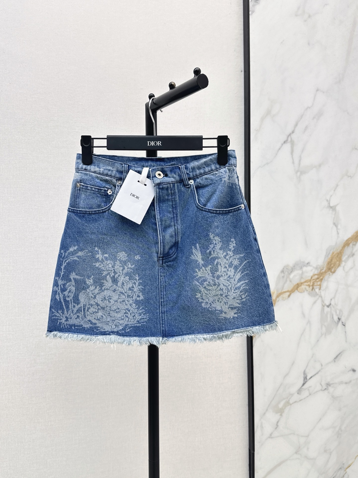 NO:910950,CD 26Ss————Latest jacquard high-waisted denim skirt for spring and summer. Selected washed denim and cotton fabrics. Classic A-line silhouette. High-waisted design subtly elongates the leg line. The skirt is simple and elegant with dark patterns of flowers and birds. Retro and elegant. Raw edges at the hem are cut casually. The classic five-pocket structure is practical and durable. Paired with simple T-shirts and sweaters, they are very fashionable. Everyday is age-reducing and high-end. One color smlxl,,skirts,tees,t-shirt,19860909CD 26Ss—————春夏最新款提花高腰牛仔半裙 精选水洗牛仔棉面料 经典A字版型 高腰设计巧妙拉长腿部线条 裙身素雅花鸟暗纹 复古雅致 下摆毛边剪裁随性 经典五袋结构实用耐看 搭配简单T恤 针织衫都十分洋气 日常减龄又高级 一色smlxl,,skirts,tees，t-shirt,,Women's clothing