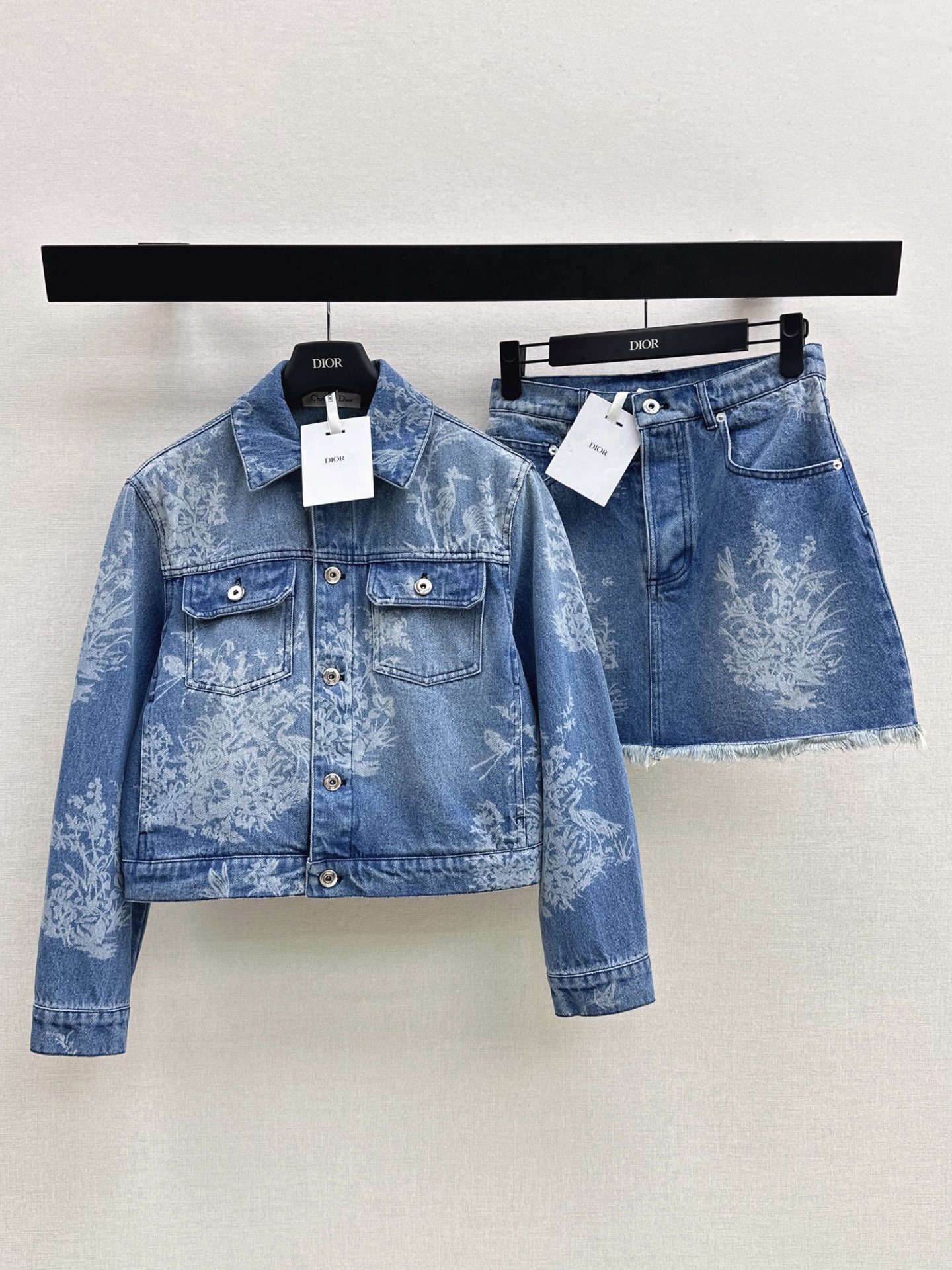NO:910946,CD 26Ss————The latest jacquard short denim jacket for spring and summer. Selected washed denim cotton fabric. The texture is soft and crisp. The elegant flower and bird dark pattern print is full of atmosphere. Classic lapel with double chest design. The short version raises the waistline and makes you look slimmer and taller. The version is simple and versatile. It is great to wear with dresses and T-shirts. It is fashionable and stylish for daily travel. One color smlxl,,skirts,jackets & coats,tees,t-shirt,19860909CD 26Ss————春夏最新款提花短款牛仔外套 精选水洗牛仔棉面料 质感柔软挺括 素雅花鸟暗纹印花氛围感十足 经典翻领搭配胸前双口袋设计 短款版型拉高腰线 显瘦显高挑 版型简约百搭 内搭连衣裙 T恤都很出彩 日常出行时髦又有格调 一色smlxl,,skirts,jackets & coats,tees，t-shirt,,Women's clothing