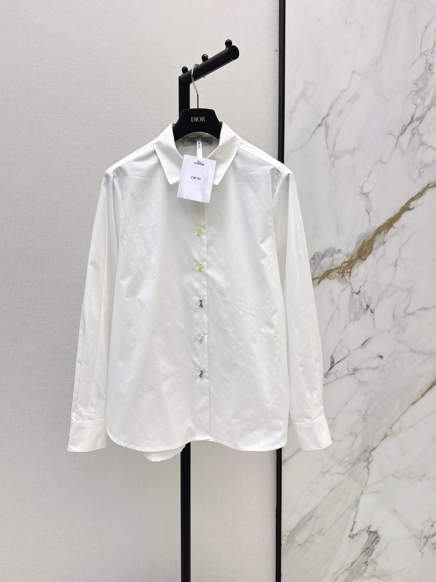 NO:910941,CD 26Ss - the latest white long-sleeved shirt for early autumn. It is made of high-count cotton fabric and is not easy to wrinkle. The classic lapel is neat and elegant. The placket is decorated with macarons and colorful bow buttons. It is gentle and playful. It breaks the monotony of pure white. The low-key embroidered logo on the left side is loose and tolerant. It is refreshing and clean when worn alone. It is suitable for layering vests. It can be worn for daily commuting. It is full of gentleness. One color smlxl,, jackets & coats, shirts,19860909CD 26Ss———早秋最新款白色长袖衬衫 甄选高支棉质面料 不易起皱 经典翻领利落大方 门襟点缀马卡龙彩色蝴蝶结纽扣 温柔俏皮 打破纯白单调 左侧低调刺绣logo 宽松版型包容性强 单穿清爽干净 叠穿马甲 外套都很合适 通勤日常都能穿 温柔感十足 一色smlxl,,jackets & coats,shirts,,Women's clothing