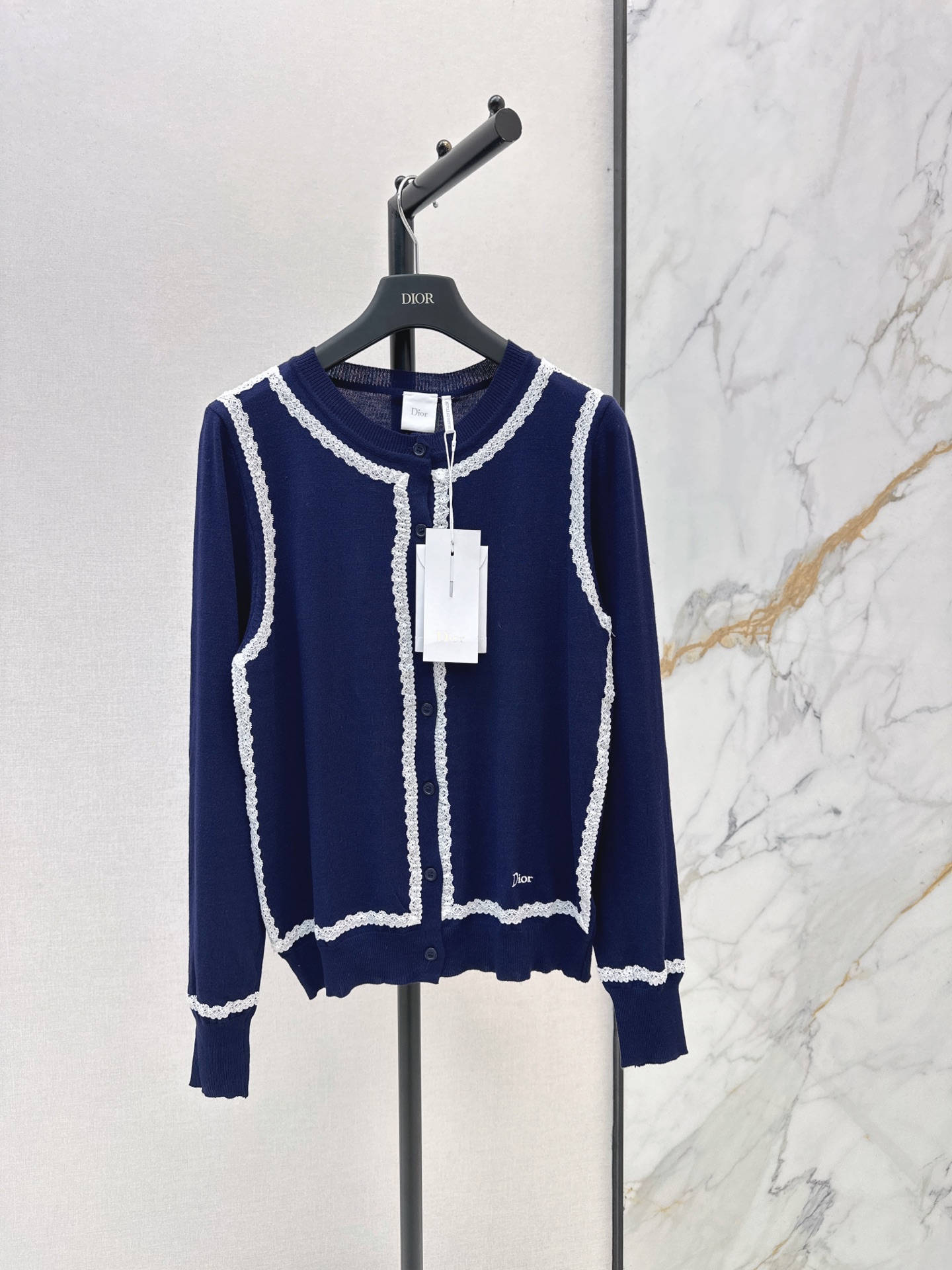 NO:910936,CD 26Ss————The latest early autumn garden series contrasting edged wool cardigan 18-needle imported mulberry silk yarn has a delicate texture. The contrasting color embroidery design details are perfect. The positioning embroidery frame has a gentle and elegant girly feel. The classic version is not picky and can be easily used for commuting and leisure. A must-have high-end item for Bai Fumei. Two-color sml,,19860909CD 26Ss————早秋最新款花园系列撞色镶边羊毛小开衫18针进口桑蚕丝纱线质感细腻 撞色刺绣设计细节满分 定位刺绣画框温柔优雅的少女感爆棚 经典版型不挑人 通勤休闲都能轻松驾驭 白富美必入高级单品 两色sml,,,Women's clothing