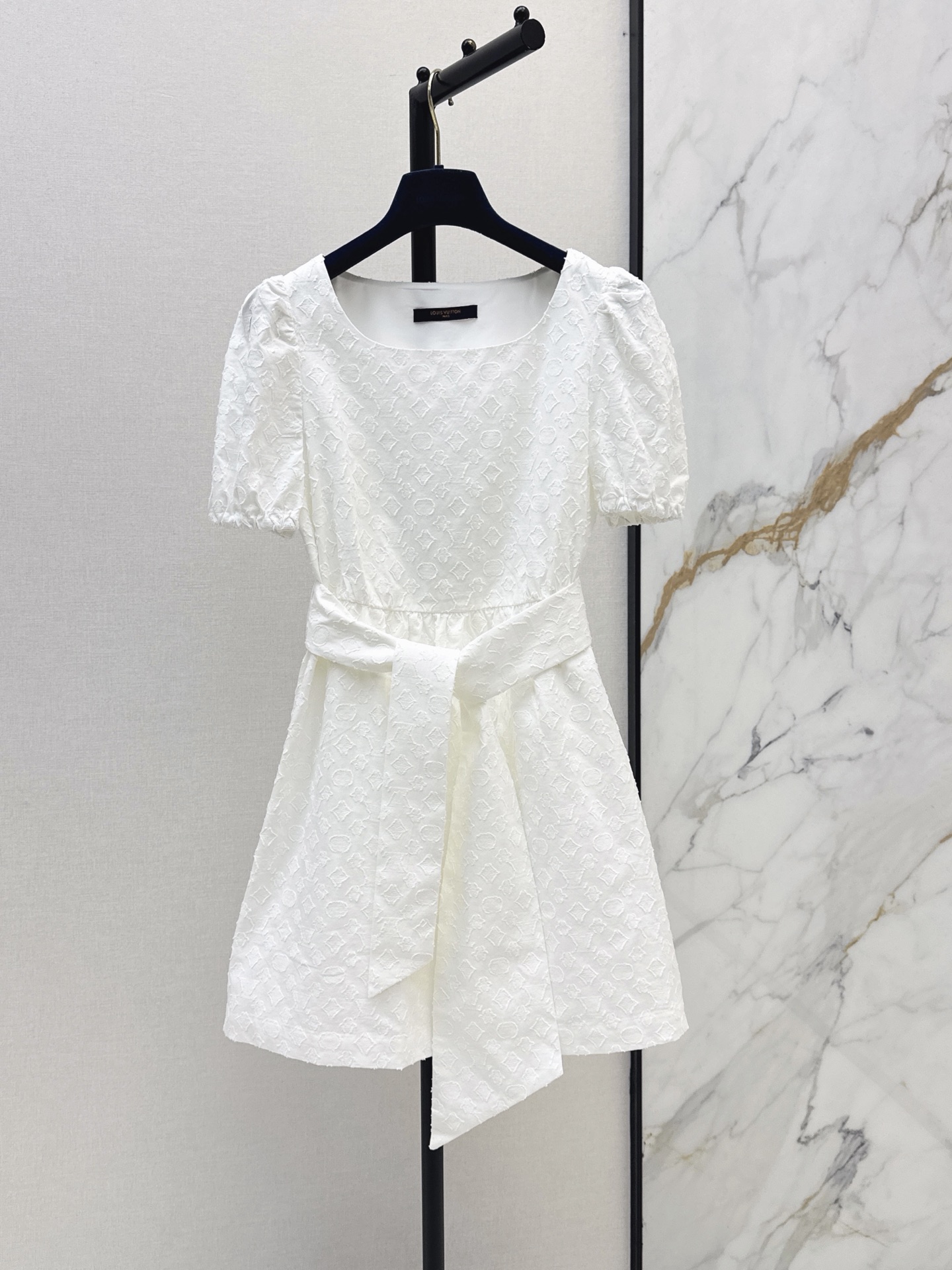 NO:910927,L Family 26Ss————The latest spring and summer temperament age-reducing doll dress MONOGRAM jacquard fabric is light and comfortable, age-reducing girl style, round neck puff sleeves and large A skirt design. Classic, fashionable and advanced. Original custom-made yarn-dyed jacquard pure cotton fabric. Versatile and not picky, the upper body is very slim. Highly recommended casual temperament items. One color sml,, louis vuitton, skirts,19860909L家 26Ss————春夏最新款气质减龄娃娃连衣裙MONOGRAM提花面料轻盈舒适 减龄少女风 圆领泡泡袖大A裙摆设计 经典时髦又高级 原版定制色织提花纯棉面料 百搭不挑人上身巨显瘦 强烈推荐休闲气质单品 一色sml,,louis vuitton,skirts,,Women's clothing