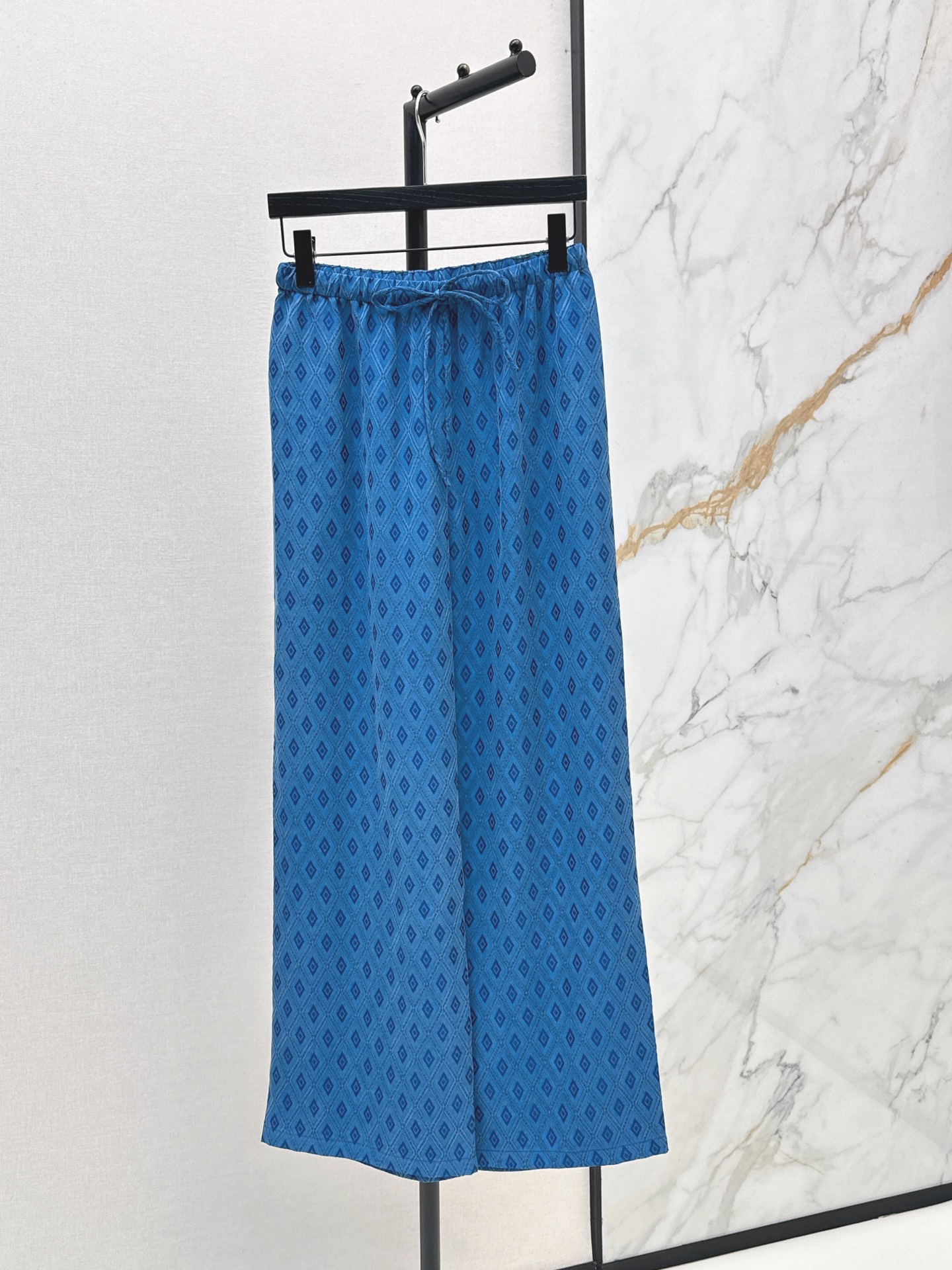 NO:910923,Fashionable design 26Ss————The latest spring and summer minimalist style versatile straight pants. Old money style linen pants with a sense of relaxation. Just needed in summer. High waist and front pleats, wide leg version. Easily hide the crotch flesh and become straight and long legs in seconds. Good for commuting, vacation and daily outing. Four colors smlxl,,19860909时髦设计 26Ss————春夏最新款极简风百搭直筒裤 老钱风天花板自带松弛感的亚麻神裤 夏日刚需 高腰前褶阔腿版型 轻松藏住胯部肉肉 秒变笔直大长腿 通勤度假日常出街都好搭 四色smlxl,,,Women's clothing