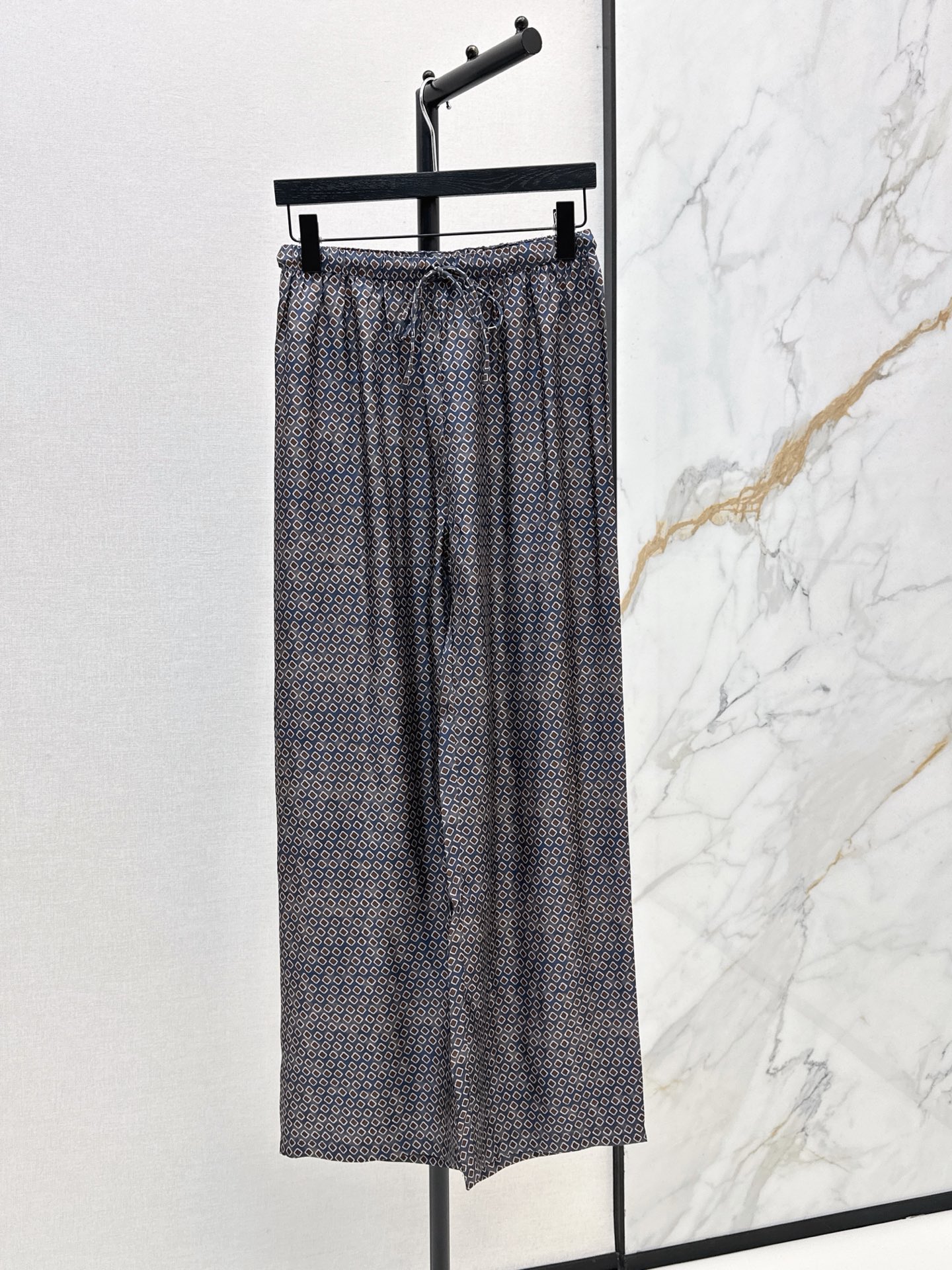 NO:910919,Fashionable design 26Ss————The latest spring and summer minimalist style versatile straight pants. Old money style linen pants with a sense of relaxation. Just needed in summer. High waist and front pleats, wide leg version. Easily hide the crotch flesh and become straight and long legs in seconds. Good for commuting, vacation and daily outing. Two colors smlxl,,19860909时髦设计 26Ss————春夏最新款极简风百搭直筒裤 老钱风天花板自带松弛感的亚麻神裤 夏日刚需 高腰前褶阔腿版型 轻松藏住胯部肉肉 秒变笔直大长腿 通勤度假日常出街都好搭 两色smlxl,,,Women's clothing