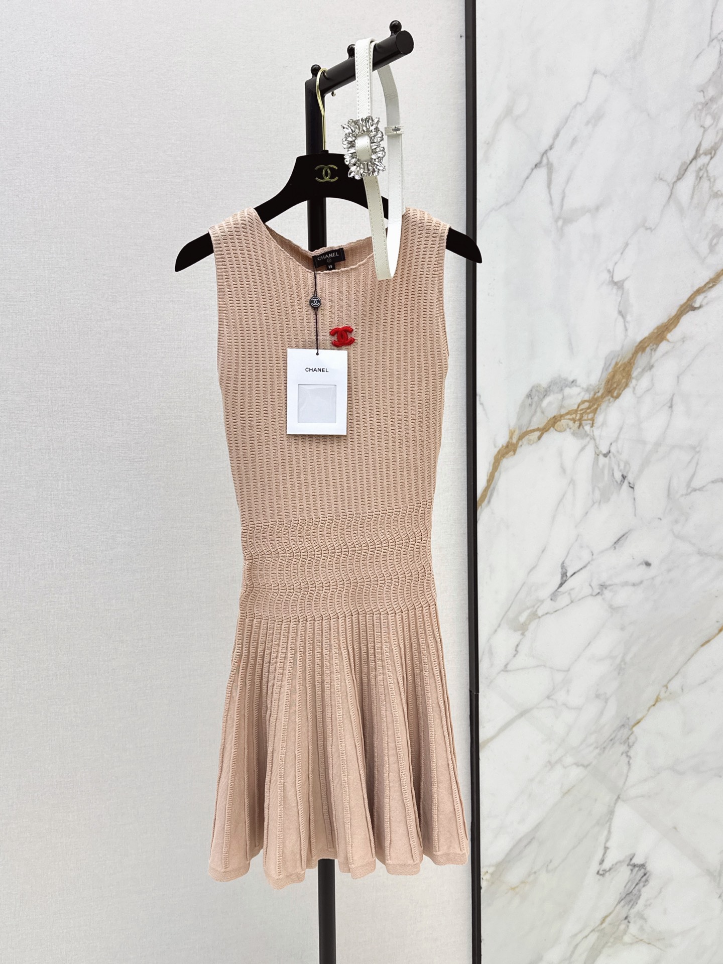 NO:910915,C Home 26Ss - the latest spring and summer age-reducing girl style sleeveless knitted dress is a super layering tool. It not only hides the playfulness of a girl, but also reveals a mature femininity. It is exquisite but not tacky. The sense of details really hit me~Imported yarn. The waist style is matched with the belt to decorate the upper body and makes the upper body slimmer. Two-color sml,,chanel,skirts,19860909C家 26Ss———春夏最新款减龄少女风穿搭无袖针织连衣裙超级叠搭神器 既藏着少女的俏皮 又透着轻熟女人味 精致又不俗气 细节感狠狠戳中我～进口纱线 收腰版型配合腰带装饰上身巨显瘦 两色sml,,chanel,skirts,,Women's clothing