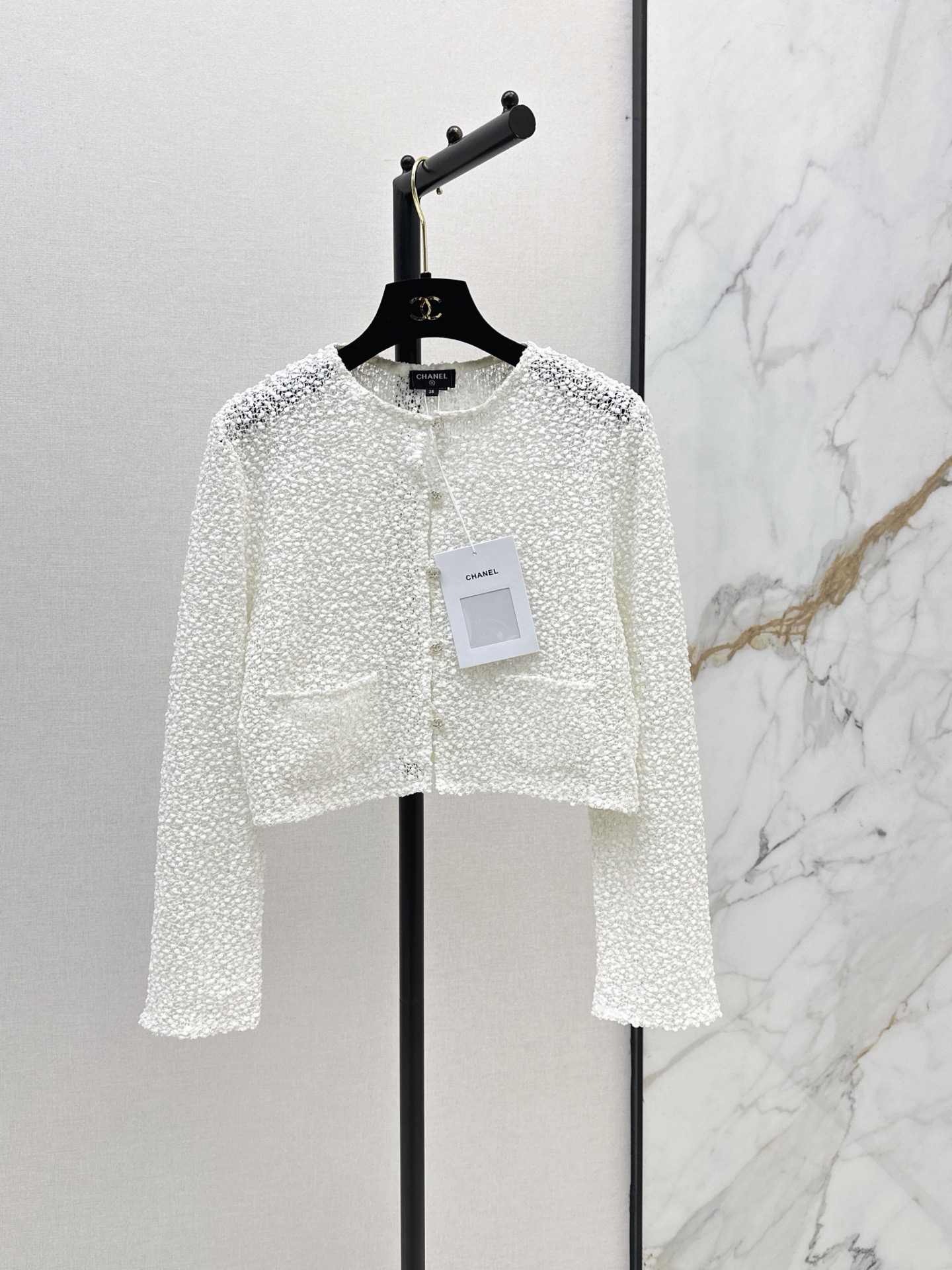 NO:910956,C Home 26Ss————The latest white sequined short jacket for early autumn is made of knitted material + fine sequins. Super sparkling in the light. Round neck and shoulder-length cut. The short design is tall and neat. Front buttons + symmetrical pockets. Practical and detailed. Lightweight and breathable. Very suitable for spring and autumn. It looks great whether it is worn with skirts or trousers. Easily switch between elegant or casual style. Can be easily used in daily or formal occasions. One color sml,,chanel,skirts,jackets & coats,19860909C家 26Ss————早秋最新款白色亮片短外套针织材质+细密亮片 光线下超闪耀 圆领正肩版型剪裁 短款设计显高又利落 正面纽扣+对称口袋 实用又有细节感 轻薄透气春秋穿超合适 无论搭裙装还是裤装都很出彩轻松切换优雅or休闲风 日常或正式场合都能轻松驾驭 一色sml,,chanel,skirts,jackets & coats,,Women's clothing