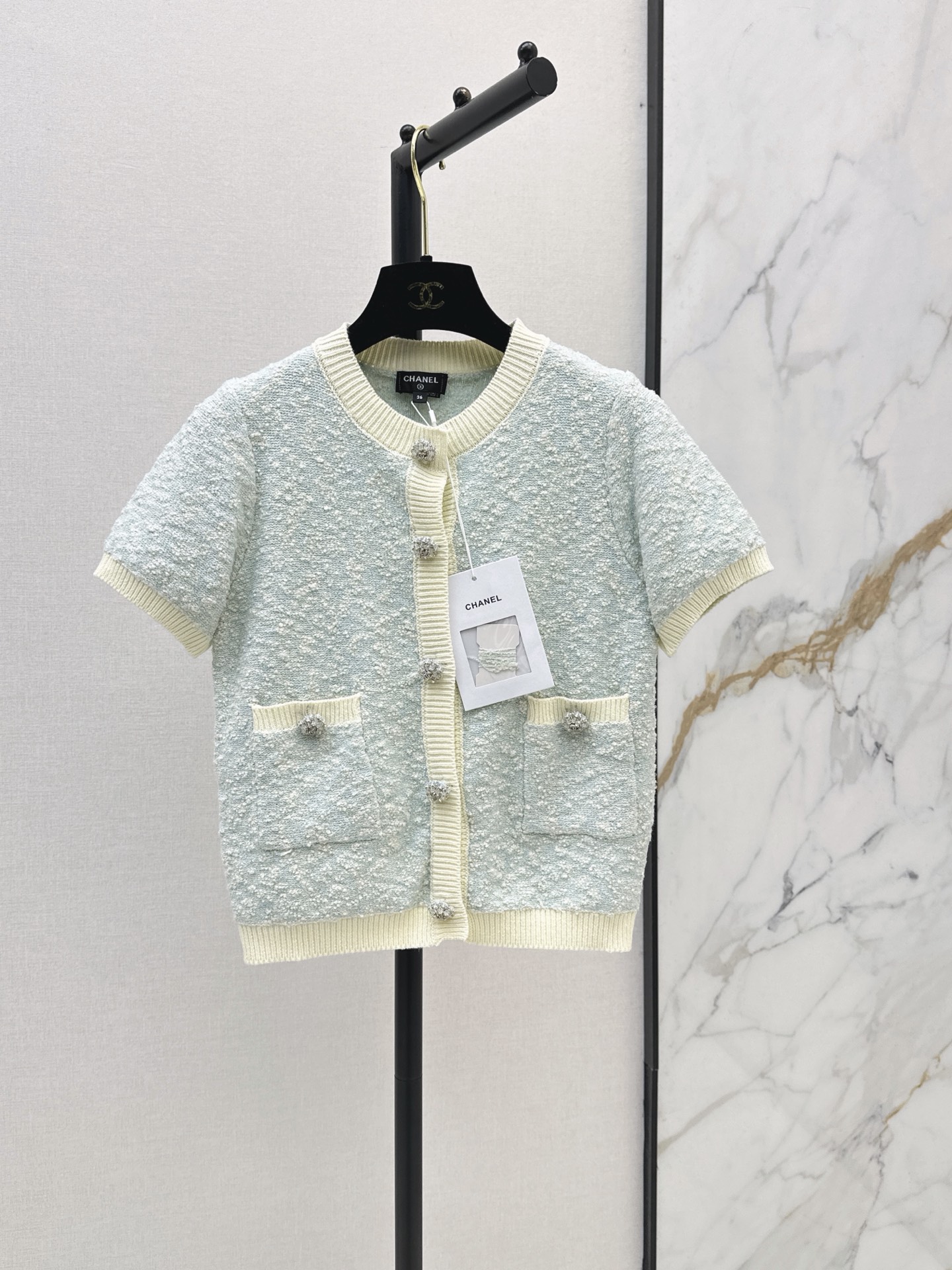 NO:910951,C Home 26Ss————The latest short-sleeved cardigan with contrasting edges in early autumn. Round neck and right shoulder cut. The short design is tall and neat. Front buttons + symmetrical pockets. Practical and detailed. It looks great whether worn with skirts or trousers. Easily switch between elegant or casual style. Can be easily used in daily or formal occasions. One color sml, chanel, skirts, T-shirt,19860909C家 26Ss————早秋最新款撞色镶边短袖开衫 圆领正肩版型剪裁 短款设计显高又利落 正面纽扣+对称口袋 实用又有细节感 无论搭裙装还是裤装都很出彩轻松切换优雅or休闲风 日常或正式场合都能轻松驾驭 一色sml,,chanel,skirts,T-shirt,,Women's clothing