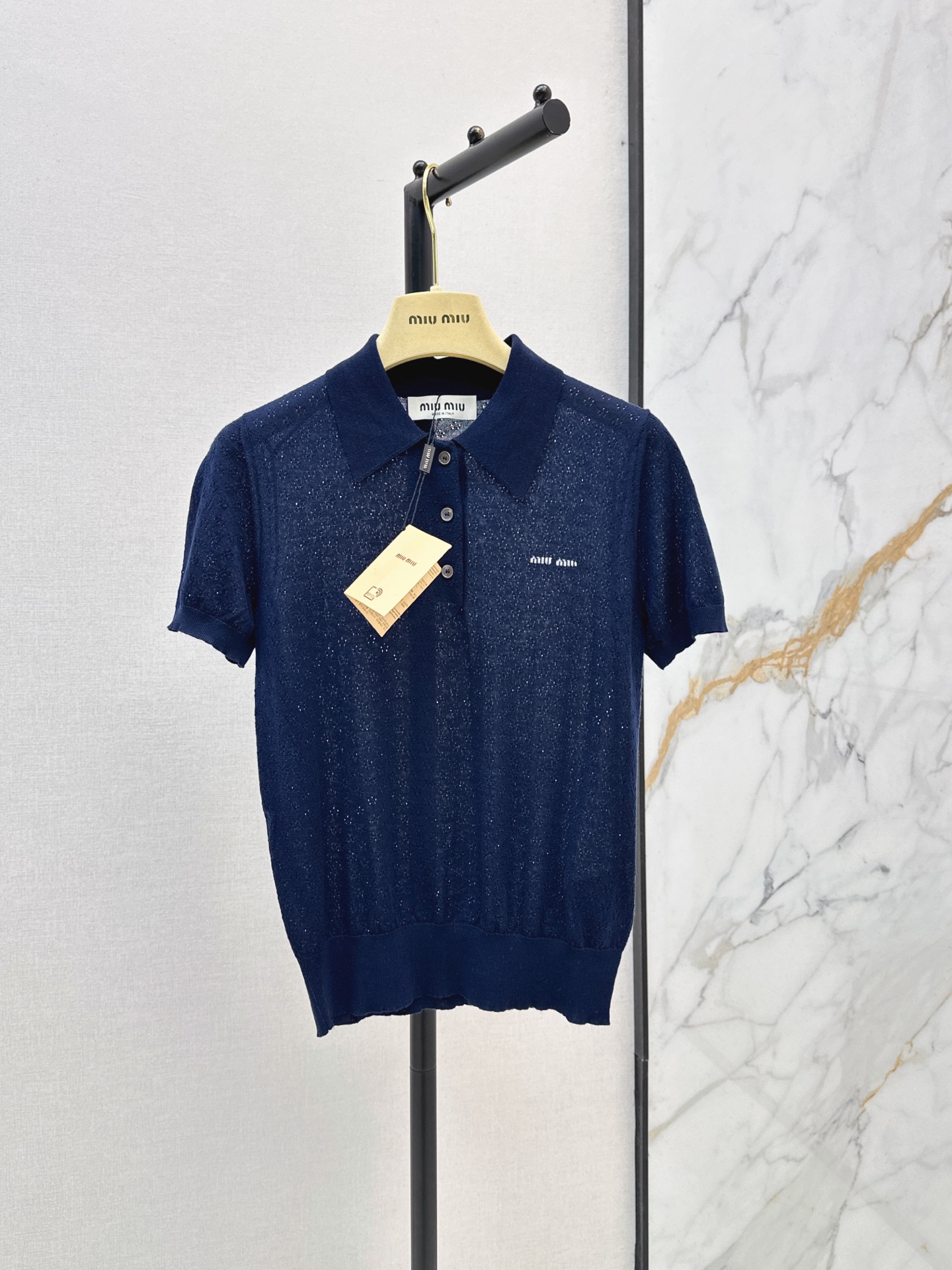 NO:910940,Miu 26Ss————The latest hollow lapel polo knitted short-sleeved cable-cut hollow fabric for spring and summer. Breathable and thin. Polo lapel design. Gentle and a little casual. Shows whiter skin and reduces age. One color sml,,miumiu,T-shirt,19860909Miu 26Ss————春夏最新款镂空翻领polo针织短袖绞花镂空面料 透气轻薄 Polo翻领版型设计 温柔又带一点休闲感 显白减龄 一色sml,,miumiu,T-shirt,,Women's clothing