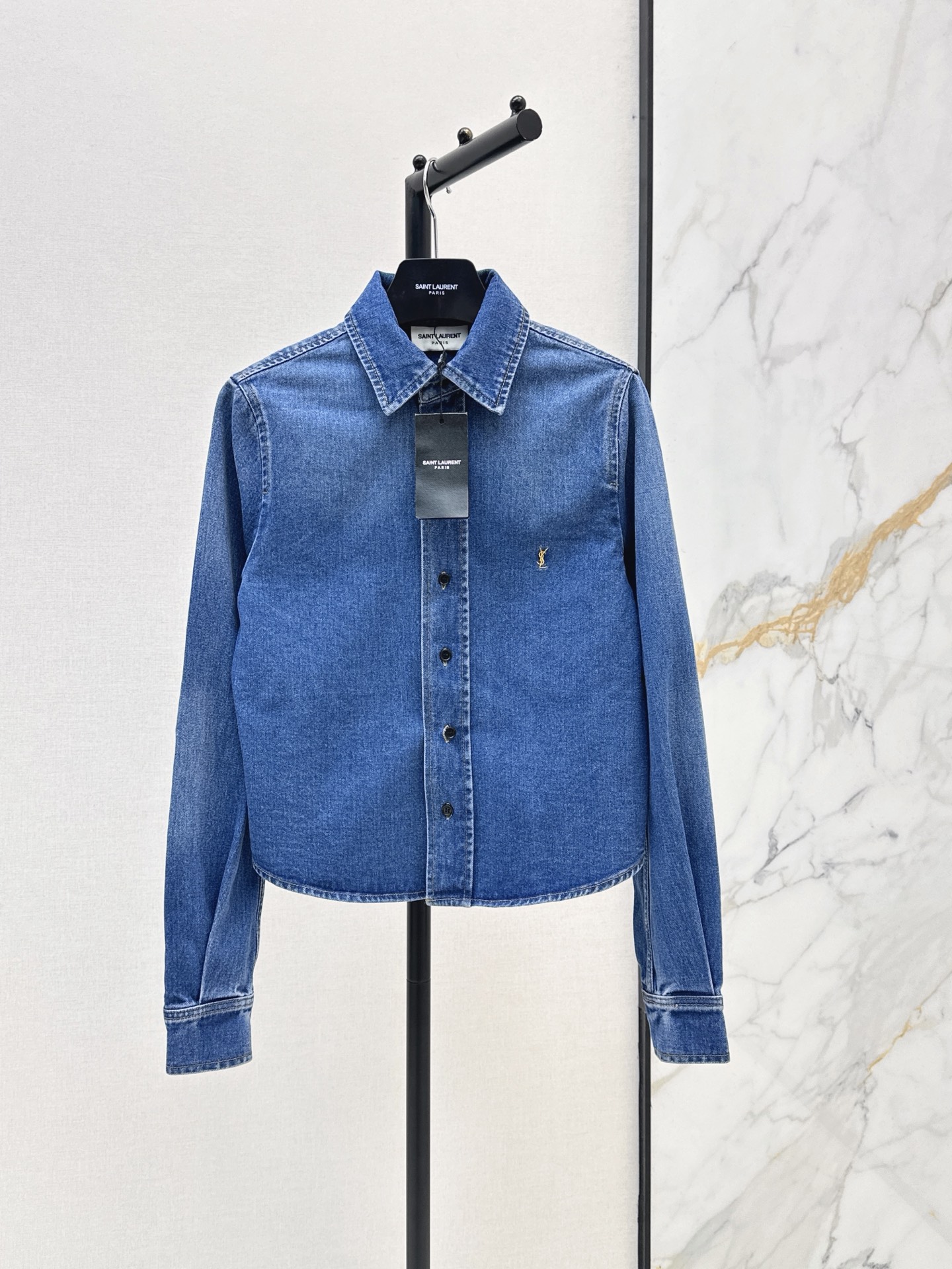 NO:910930,270SL 26Ss————The latest early autumn denim shirt jacket. Made of washed denim cotton fabric. Lapel + single-breasted design. Loose fit. Brand embroidery embellishment on the chest. Breaks the monotony. It is OK to be worn layered or alone. It can be easily managed for commuting and leisure. Retro distressed craftsmanship. Durable and textured. Versatile with jeans or casual pants. One color sml,,loro piana,jeans,jackets & coats,shirts,19860909270SL 26Ss————早秋最新款丹宁色牛仔衬衫外套 采用水洗牛仔棉面料 翻领+单排扣设计 宽松版型 胸前品牌刺绣点缀 打破单调 叠穿or单穿都很OK 通勤休闲都能轻松驾驭 复古做旧工艺 耐穿又有质感 搭牛仔裤或休闲裤都很百搭 一色sml,,loro piana,jeans,jackets & coats,shirts,,Women's clothing