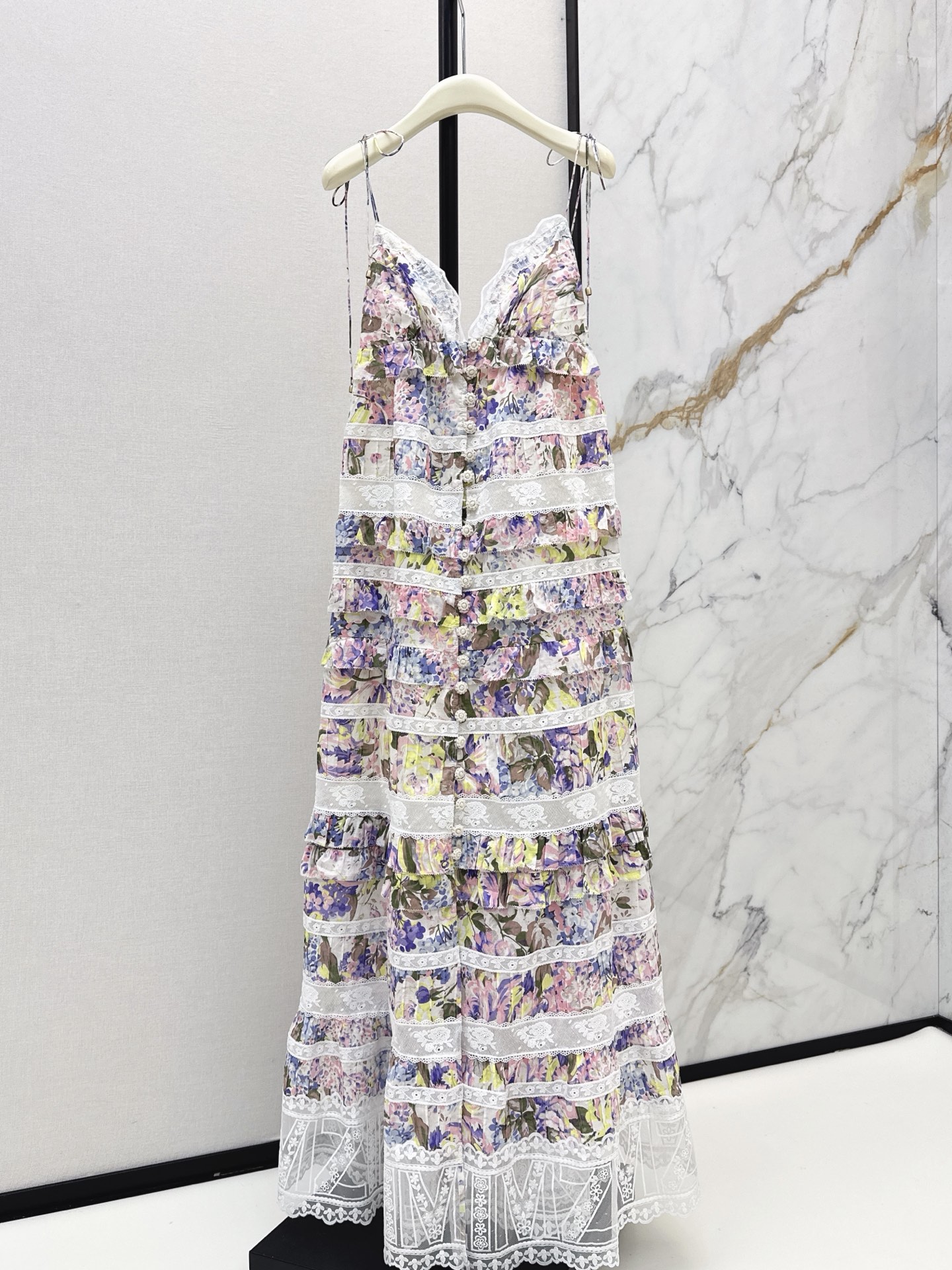 NO:910922,Exclusive first release of Zimmen-M 26Ss - the latest spring and summer style elegant long suspender dress with elegant and fresh holiday style. Elegant pattern printing, romantic and elegant white and rich beauty must-have item. 100% cotton fabric. One color ready for sale smlxl,,skirts,19860909独家首发 Zimmen-M 26Ss———春夏最新款度假风优雅长款吊带连衣裙淡雅清新的度假风气息 优雅图案印花浪漫优雅的白富美必备单品 百分百棉面料 一色现货发售smlxl,,skirts,,Women's clothing
