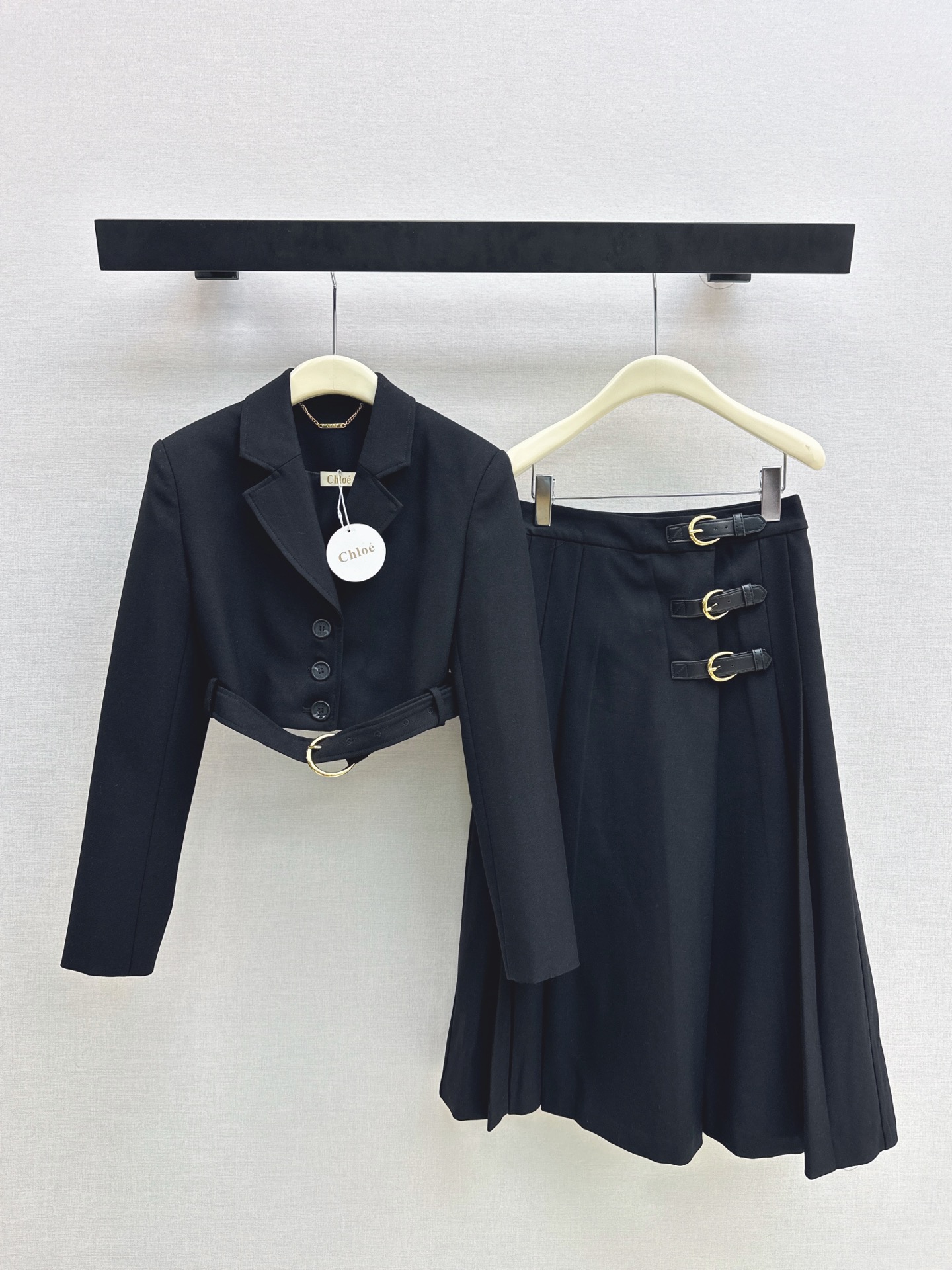 NO:910918,Jackets, skirts, exclusive debut Ch～E 26Ss————The latest temperament suit in early autumn, small short lapel jacket + pleated skirt with leather buckle decoration. An elegant look. Exclusively customized fabric. The upper body is very white. Black, short jacket and pleated skirt, wearing a 1.8 meter sense of proportion. High-end and elegant. Fashionable and elegant. Suitable for daily commuting. One color separates sml,,skirts,jackets & coats,19860909外套 半裙独家首发 Ch～E 26Ss————早秋最新款气质套装小短款翻领外套+皮扣装饰压褶半裙 一套优雅Look 独家定制的面料 上身是很显肤色白的 黑色系 短款外套搭压褶半裙 穿出一米八比例感 高级有气质感 时髦又有优雅范 通勤日常皆可 一色分开发 sml,,skirts,jackets & coats,,Women's clothing