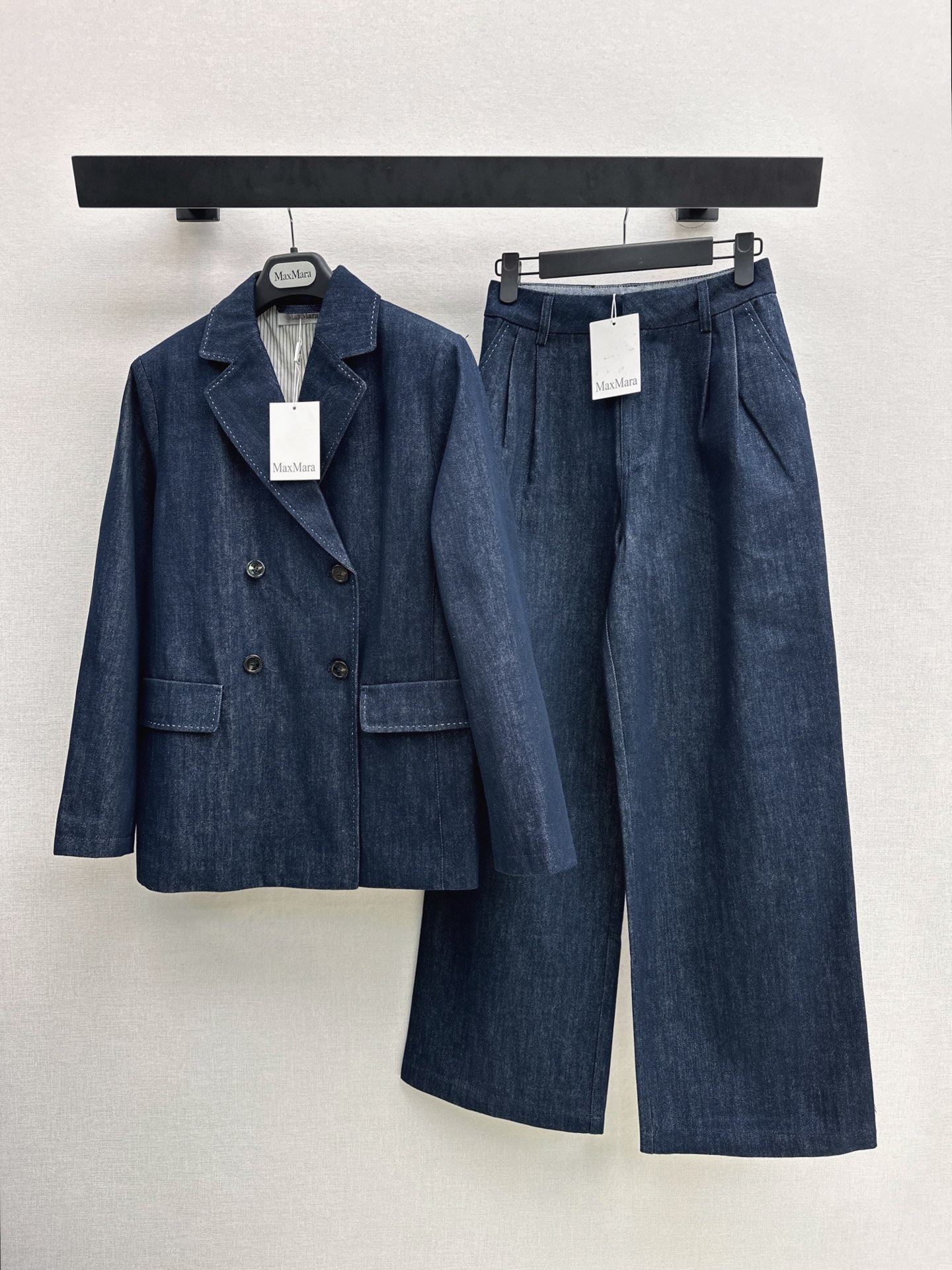 NO:910911,Max 26Ss, the latest minimalist style denim suit for early autumn. Double-breasted suit jacket + high-waisted denim straight pants. A very good-looking set. It is casual and stylish for daily use. The original color denim is very high-end. It is not a picky set. It can also be matched separately. The inner stripe + beaded edge design has a sense of style. It is developed in one color. SML jackets, jackets & coats, business suit,19860909高知感穿搭 Max 26Ss————早秋最新款极简风牛仔套装 双排扣西装外套+高腰牛仔直筒裤 超好看的一套搭配 日常休闲有造型感 原色牛仔很高级 完全不挑人的一套 也可以分开搭配 内里条纹+珠边设计 很有腔调感 一色分开发 sml 外套,,jackets & coats,business suit,,Women's clothing
