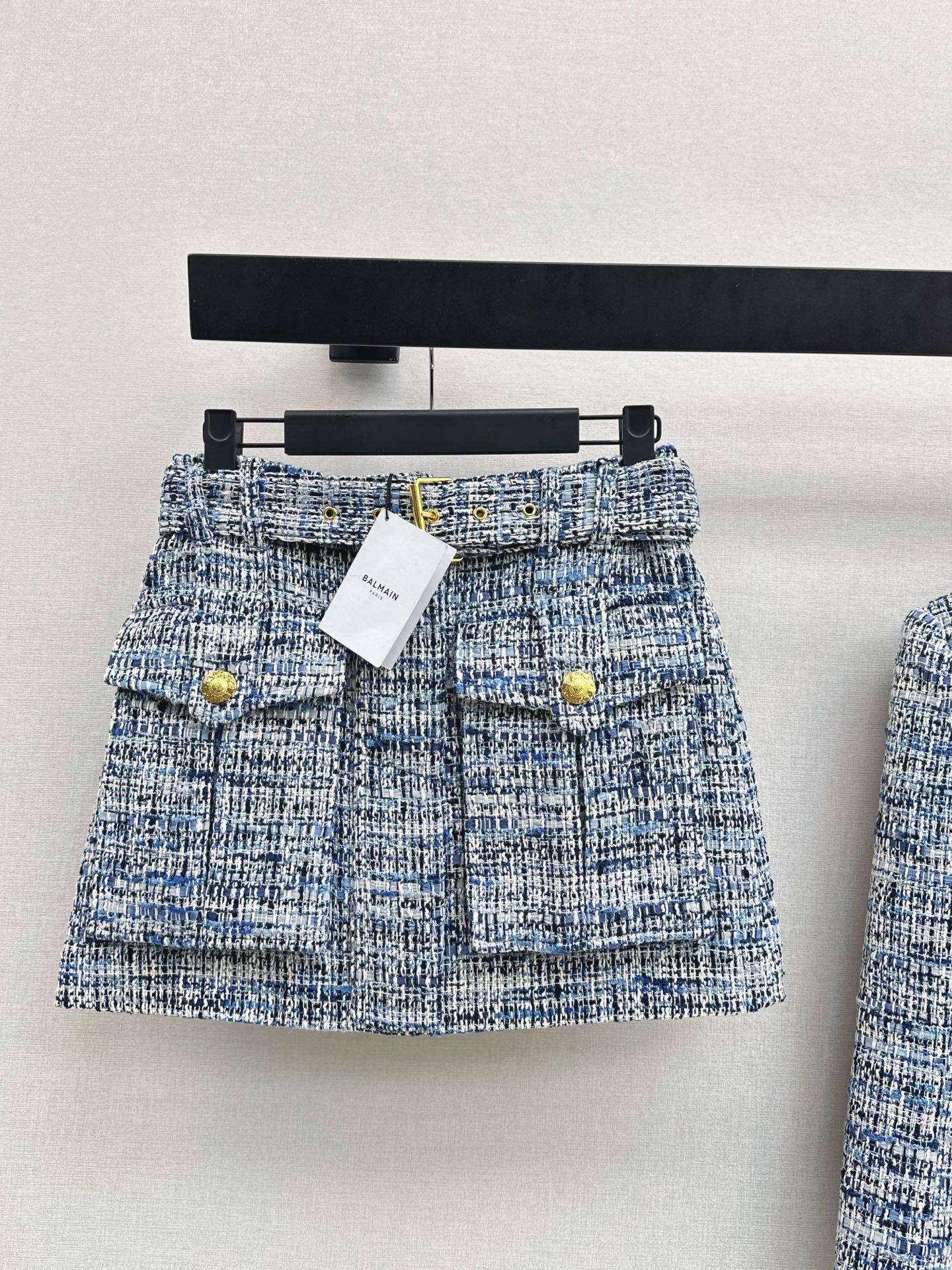 NO:910897,Bal 26Ss————The latest blue woven short skirt for early autumn. The woven fabric developed by yb. Top-quality texture. Belt with large pockets and metal buckle embellishment design. Modern and handsome. Versatile item. Fashionable and advanced. Three-dimensional tailoring and hip-covering version. The upper body is slimmer and taller. One color sml,,skirts,19860909Bal 26Ss————早秋最新款蓝色系编织短半裙 yb开发的编织面料 顶配质感 系腰带大口袋金属扣点缀设计摩登帅气 百搭单品时髦又高级 立体剪裁包臀版型上身显瘦显高挑 一色sml,,skirts,,Women's clothing