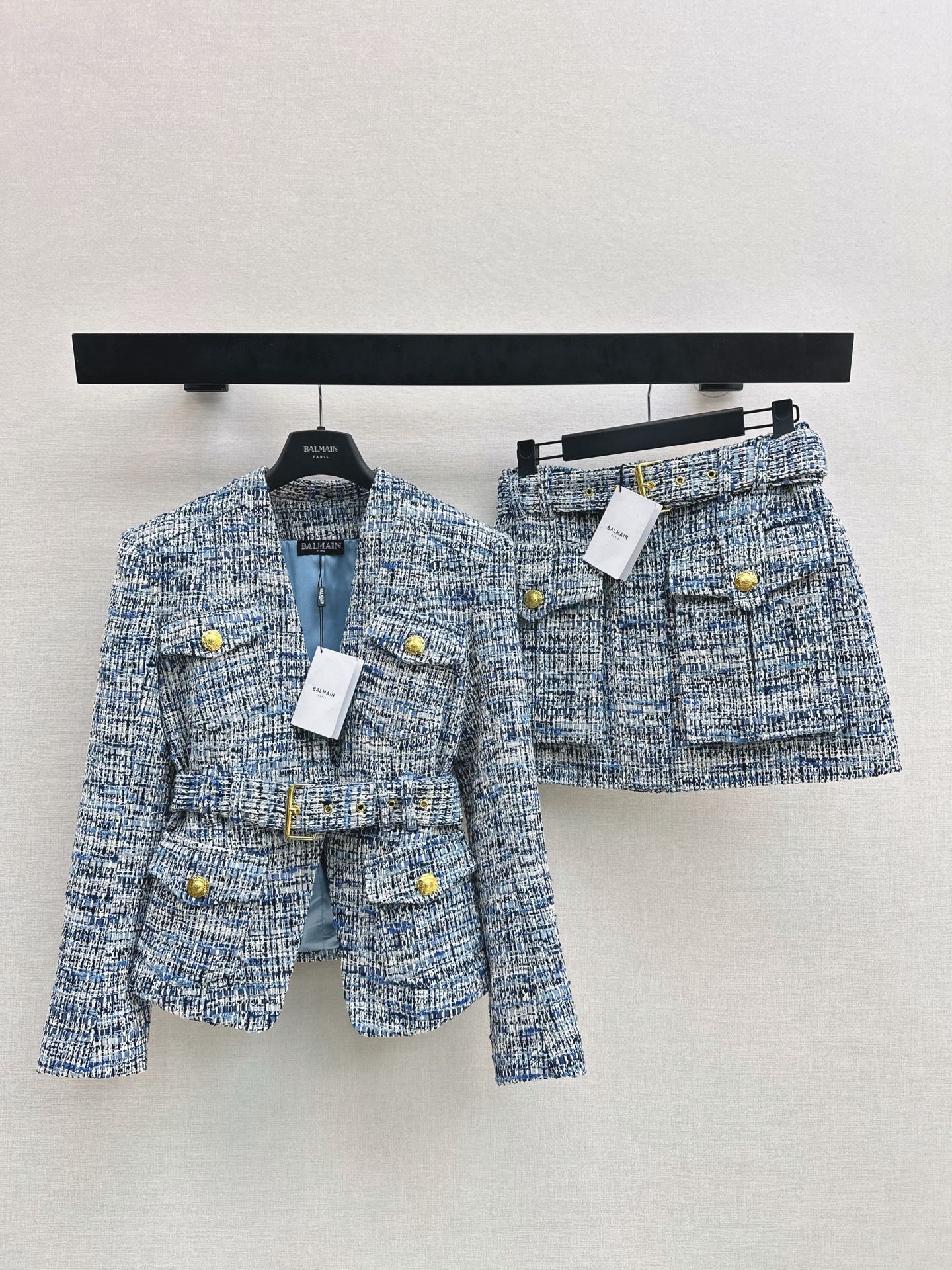 NO:910892,Bal 26Ss————The latest retro woven waisted jacket in early autumn. The woven fabric developed by yb. Top-quality texture. The V-neck open placket belt design is modern and handsome. The versatile item is fashionable and advanced. The three-dimensional tailoring and waisted version make the upper body slimmer and taller. One color sml l,,jackets & coats,19860909Bal 26Ss————早秋最新款复古编织收腰外套yb开发的编织面料 顶配质感 V领开襟系腰带设计摩登帅气 百搭单品时髦又高级 立体剪裁收腰版型上身显瘦显高挑 一色sml l,,jackets & coats,,Women's clothing