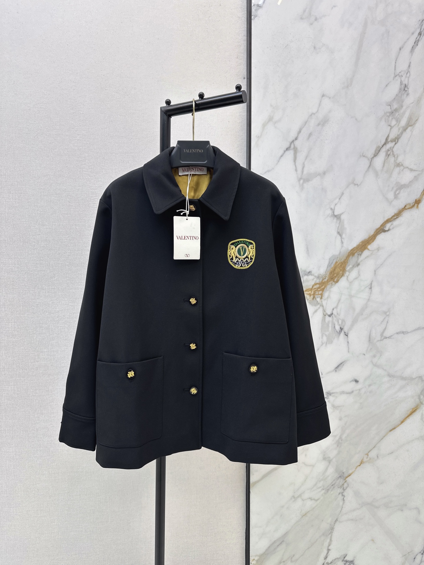 NO:910888,Song Zuer's same style VLTN 26Ss - the latest custom-made pure handmade badge suit jacket in early autumn. It is fashionable online. It is very practical and can be used for casual daily life. It is also very suitable for office workers. It is an H-cut version. It is smart and neat. It has a slightly dropped shoulder design. It is particularly aura. It is full of heroic spirit and is very practical. One color ready for sale sml,, jackets & coats, business suit,19860909宋祖儿同款 VLTN 26Ss————早秋最新款定制纯手工徽章西装外套 时髦感在线 实穿性很高 可休闲日常 职场OL也很适合 是H剪裁的版型 干练利落 带有微落肩设计 特别有气场 英气十足 非常实穿 一色现货发售sml,,jackets & coats,business suit,,Women's clothing
