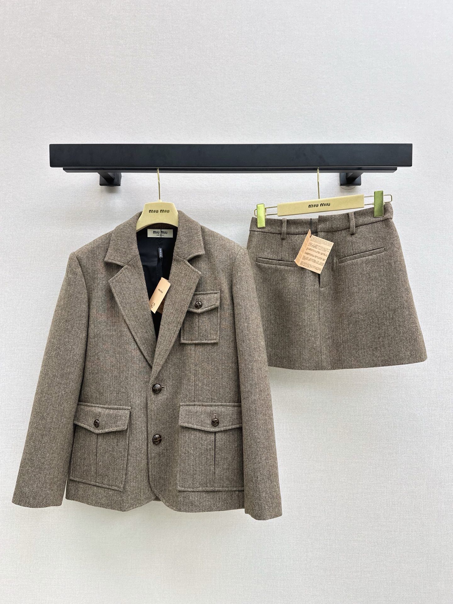 NO:910883,Stylish and exquisite Miu 26Ss————The latest autumn and winter style Miu style suit jacket with herringbone pattern three-pocket decoration. Easily get the most fashionable feeling. The upper body is full of high-end sense. It is a tool to show your height. The herringbone pattern wool fabric is also very high-end. One color sml,,miumiu,jackets & coats,business suit,19860909时髦精致 Miu 26Ss————秋冬最新款缪系穿搭人字纹三口袋装饰西装外套 轻松Get到最in的时髦感 上身高级感满满 显高神器 人字纹羊毛面料也很高级 一色 sml,,miumiu,jackets & coats,business suit,,Women's clothing