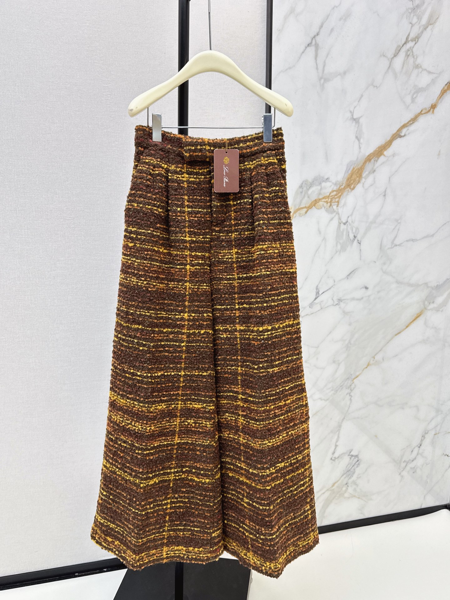 NO:910867,Jiang Xin/Ruby Lin's LP 26Ss - the latest chic and handsome high-end alpaca tweed trousers in early autumn. High-waisted wide-leg trousers with legs all the way down from the chest. Positioning and line-to-strip tailoring. Ultra-waste material. Custom-made imported wool special yarn woven soft tweed fabric with a wide and thick texture. High-end fabrics with a low-key luxury design. A classic and versatile item. The three-dimensional tailoring makes the upper body look slim and tall.  Customized waist patch cover with fine diagonal lining and fine texture. One color sml,, loro piana,19860909蒋欣/林心如同款 LP 26Ss————早秋最新款潇洒帅气的高级羊驼毛花呢西裤高腰阔腿裤型胸以下全是腿 定位取线对条剪裁超废料 定制进口羊毛特种纱编织软花呢面料质感挺阔厚实 高级面料低调奢华设计感超赞 经典百搭单品 立体剪裁版型上身显瘦又高挑 定制腰贴套全里细斜里衬质感细腻 一色sml,,loro piana,,Women's clothing