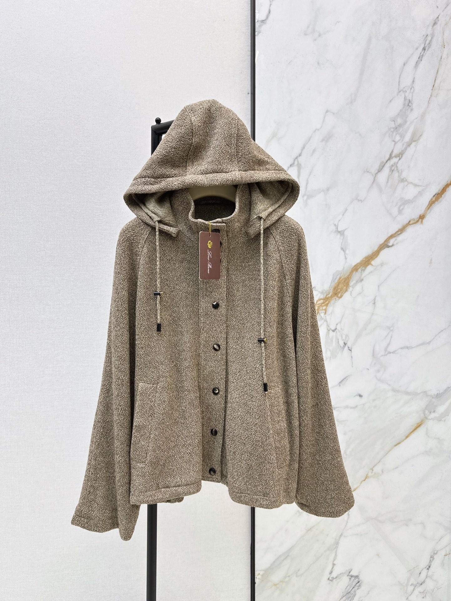 NO:910906,670L 26Ss - the latest heavyweight wool and silk melange hooded jacket for early autumn. The loose silhouette of dropped shoulder sleeves is friendly to all body types. It is made of wool, silk and linen blended knitted fabric. The surface has a delicate gray texture. It is soft and skin-friendly while being stiff. The single-breasted hood design is paired with the same color legged knitted trousers. The overall style is relaxed and old money. A must-have for casual commuting. Advanced gray style.  Very suitable for wearing alone or layering in early spring. One color sml, loro piana, jackets & coats, real silk, hats,19860909670L 26Ss———早秋最新款重磅羊毛真丝混灰色系连帽外套 落肩袖宽松廓形对各种身材都很友好 采用羊毛真丝亚麻混纺针织面料 表面有细腻的混灰肌理感 触感柔软亲肤同时兼具挺括度 单排扣连帽设计搭配同色系束脚针织裤 整体呈现出松弛老钱风 休闲通勤必备 高级的格雷系穿搭风格 非常适合早春单穿或叠搭 一色sml,,loro piana,jackets & coats,real silk,hats,,Women's clothing