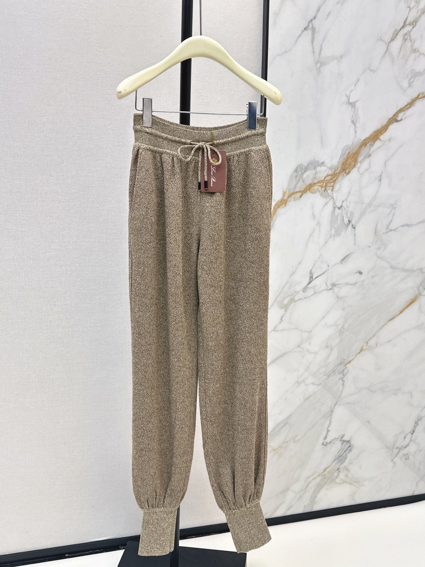 NO:910901,400L 26Ss————Early autumn’s latest heavyweight wool and silk melange elastic waist and legged trousers. Classic mid-high waisted trousers for pear-shaped figures. Elastic waist drawstring design for comfortable wearing. Made of wool, silk and linen blended knitted fabric. The surface has a delicate mixed gray texture. It feels soft and skin-friendly while also being stiff. The loose tapered trousers are friendly to all body types while maintaining a neat line.  One color sml,,loro piana,real silk,19860909400L 26Ss————早秋最新款重磅羊毛真丝混灰色系弹力腰束脚长裤 经典中高腰裤型梨形身材的穿搭天菜 松紧腰头的抽绳设计穿着舒适自在 采用羊毛真丝亚麻混纺针织面料 表面有细腻的混灰肌理感 触感柔软亲肤同时兼具挺括度 宽松的锥形裤型藏肉显瘦对各种身材都很友好 同时保持了利落的线条感 一色sml,,loro piana,real silk,,Women's clothing