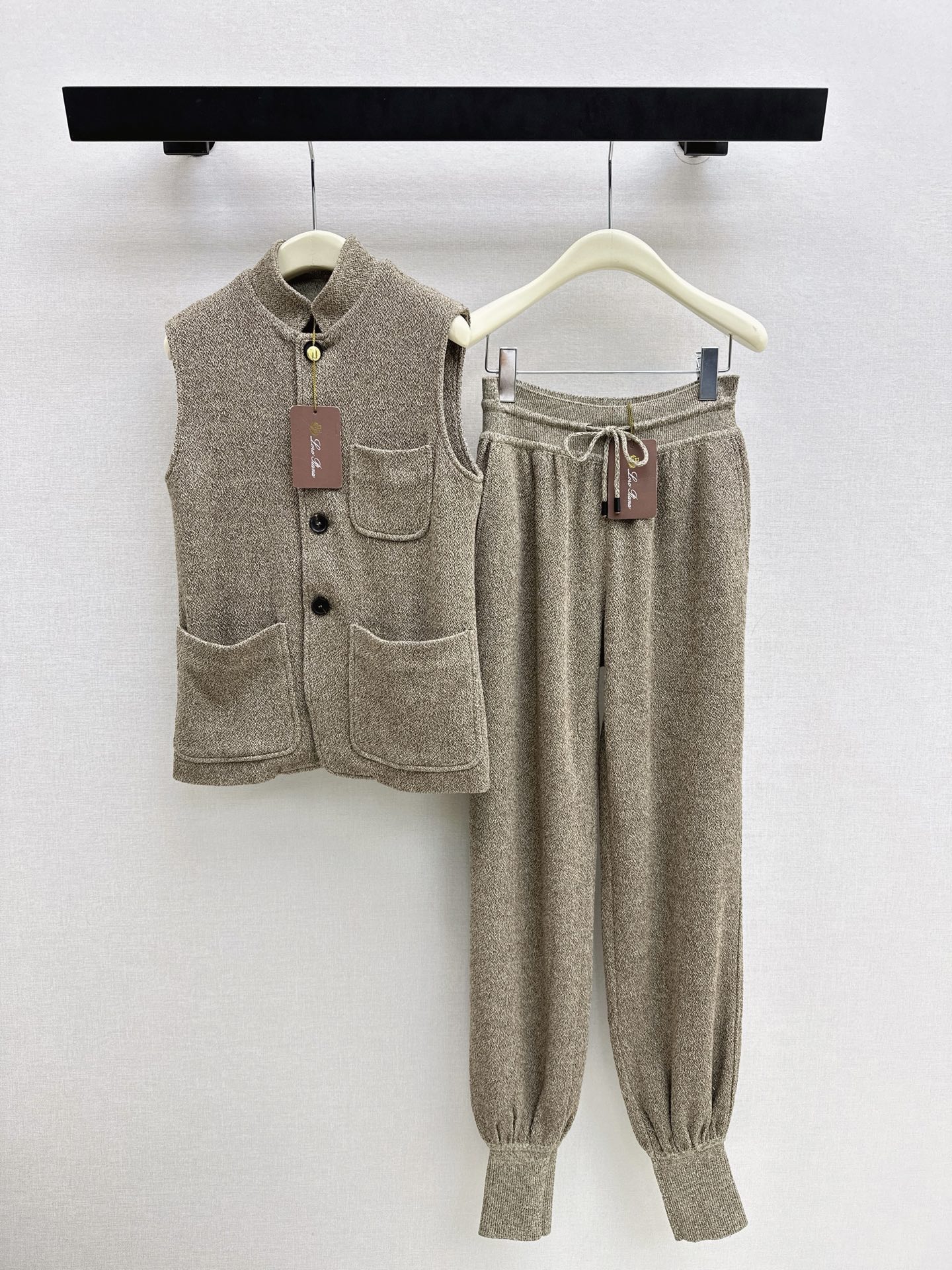 NO:910896,400L 26Ss————Early autumn’s latest heavyweight wool, silk and melange gray stand-up collar single-breasted vest jacket. Neat and classy. Made of wool, silk and linen blended knitted fabric. The surface has a delicate gray texture. It feels soft and skin-friendly while also being stiff. The stand-up collar three-pocket design is paired with the same color legged knitted trousers. The overall style is relaxed and old money. A must-have for casual commuting. Advanced gray style.  Very suitable for wearing alone or layering in early spring. One color sml, loro piana, jackets & coats, real silk,19860909400L 26Ss————早秋最新款重磅羊毛真丝混灰色系立领单排扣马甲外套 利落又有腔调 采用羊毛真丝亚麻混纺针织面料 表面有细腻的混灰肌理感 触感柔软亲肤同时兼具挺括度 立领三口袋设计搭配同色系束脚针织裤 整体呈现出松弛老钱风 休闲通勤必备 高级的格雷系穿搭风格 非常适合早春单穿或叠搭 一色sml,,loro piana,jackets & coats,real silk,,Women's clothing
