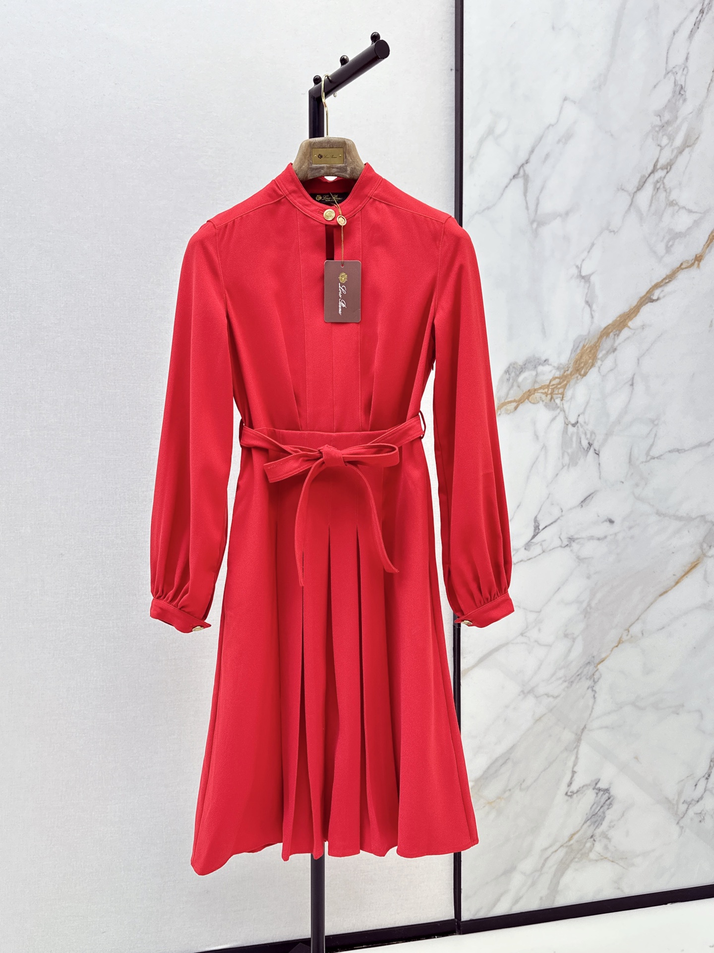 NO:910891,310L 26Ss————The latest retro red long pleated dress in early autumn, high-end old money style wear. The temperament version is versatile and perfect. It is easy to interpret the lazy and casual high-end single product. The version is not picky. The minimalist outfit is full of details. The 3D three-dimensional version is retro and elegant. Imported 1 fabric texture is awesome. One color sml,, loro piana, skirts,19860909310L 26Ss————早秋最新款复古红色系长款压褶连衣裙高级老钱风穿搭 气质版型百搭绝绝子 轻松演绎慵懒随性的高级单品 版型不挑人 极简主义穿搭天菜细节感满满 3D立体版型复古优雅进口1面料质感超赞 一色sml,,loro piana,skirts,,Women's clothing