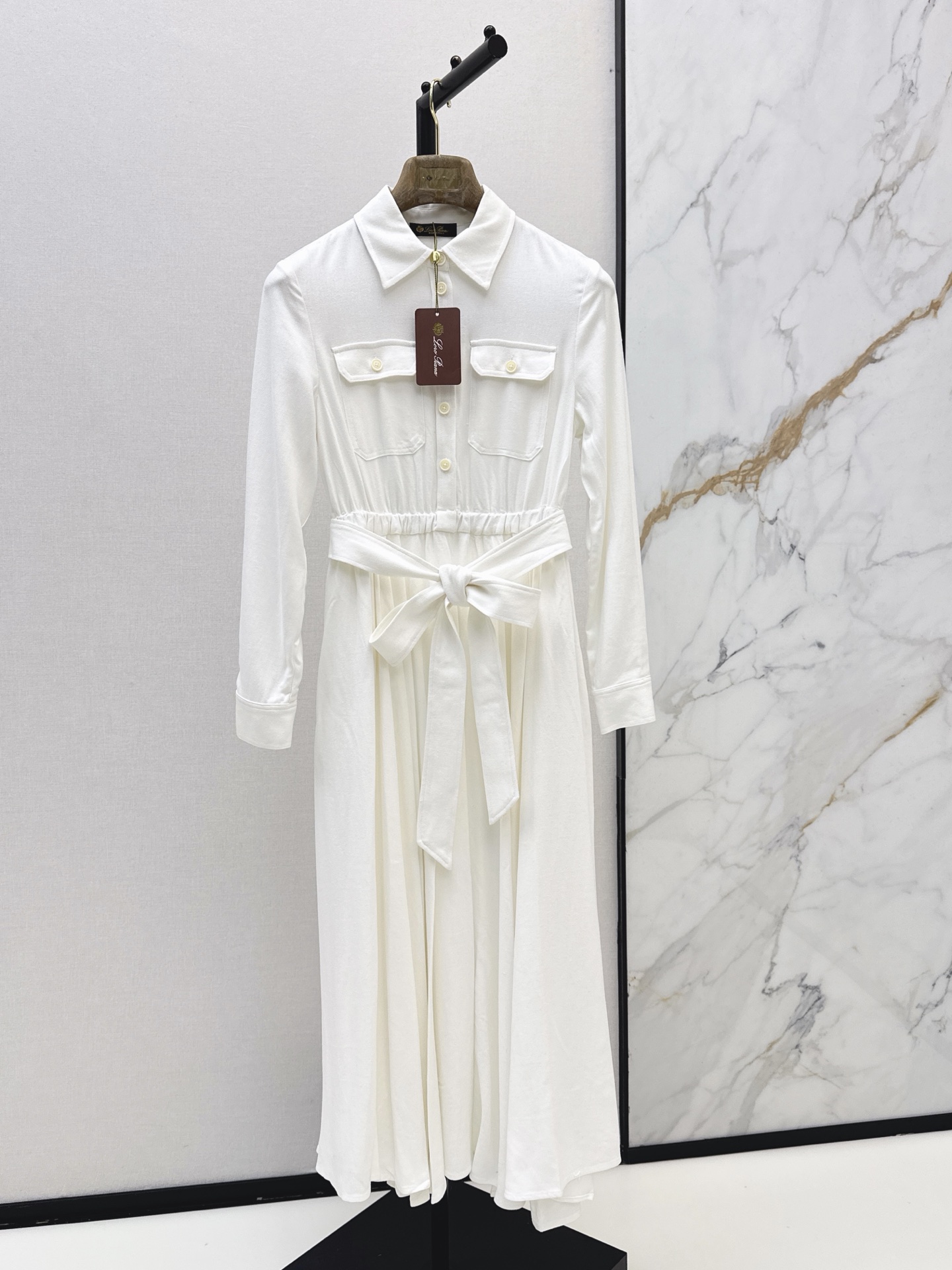 NO:910887,High-intellectual wear LP 26Ss————The latest double-pocket contrasting long linen dress for early autumn. A must-have item for southern French holiday style. Full of low-key luxury details. The imported linen fabric has a light and delicate texture. The classic elastic waist and large skirt create a lazy and casual high-end item. Two-color sml,,loro piana,skirts,19860909高智感穿搭 LP 26Ss————早秋最新款双口袋撞色长款亚麻连衣裙 南法度假风气质必备神器 低调奢华细节感满满 进口亚麻面料质感轻盈细腻 经典松紧腰大裙摆演绎慵懒随性的高级单品 两色sml,,loro piana,skirts,,Women's clothing