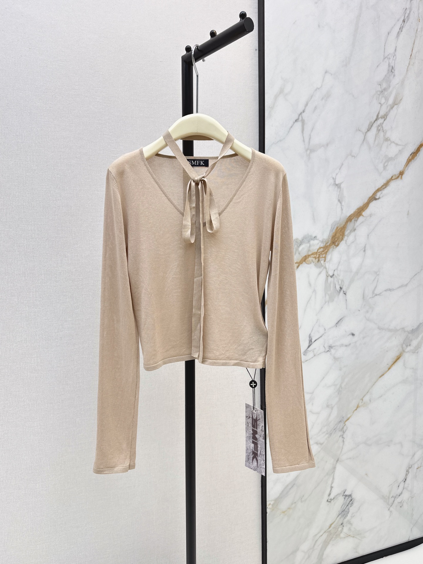 NO:911840,Fashionable and popular design 26Ss————The latest early autumn V-neck streamer long-sleeved sweater, custom-made with imported knitted yarn material, high-end texture, soft, comfortable and breathable V-neck knitted long-sleeved tailoring, all-over plain base with collar ribbon design, highlighting high-end tonality, versatile style regardless of age and skin color, upper body suitable for age-reducing fashionable retro style, three-color sml,,19860909时髦众设计 26Ss————早秋最新款V领飘带长袖针织衫定制进口针织纱线材质织造 质感高级 柔软舒适透气 V领针织长袖剪裁 通体素色打底配合领口飘带设计 凸显高级调性 百搭款式不挑年龄肤色 上身适配减龄时髦复古风格 三色sml,,,Women's clothing