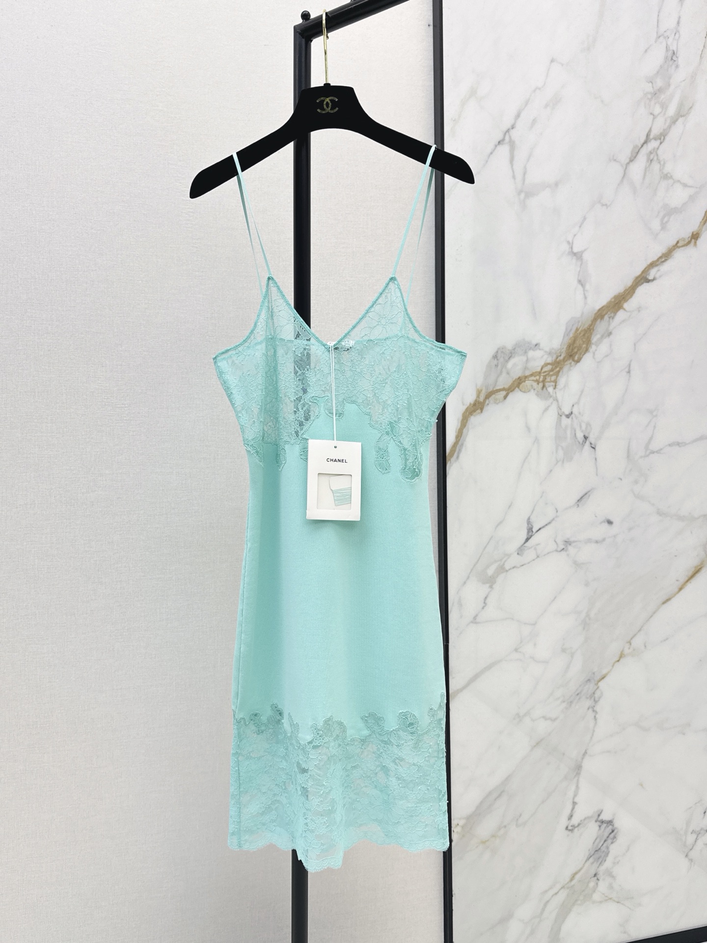 NO:911831,C Home 26Ss————The latest spliced ​​lace suspender dress for spring and summer. Exquisite lace and soft retro style. Full marks. Thin shoulder strap design. Super refreshing in spring and summer. The lace details on the skirt are super layered. It can be easily controlled in daily holiday parties. The elegant temperament can directly fill the eyes. Three-color sml,,chanel,skirts,19860909C家 26Ss————春夏最新款拼接蕾丝吊带连衣裙精致蕾丝柔美复古风满分 细肩带设计 春夏穿超清爽 裙摆蕾丝细节超有层次感 日常度假派对都能轻松驾驭 优雅气质直接拉满 三色sml,,chanel,skirts,,Women's clothing