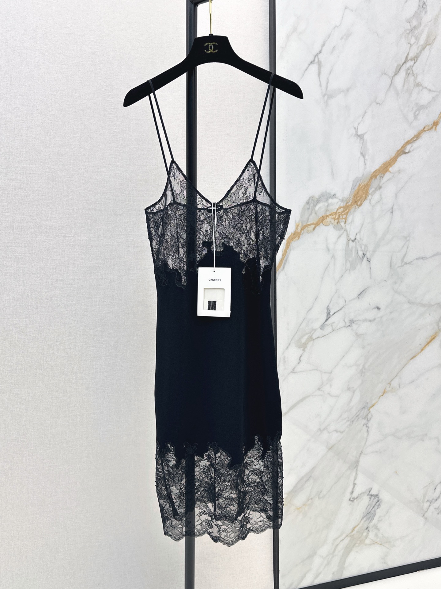 NO:911826,C Home 26Ss————The latest spliced ​​lace suspender dress for spring and summer. Exquisite lace and soft retro style. Full marks. Thin shoulder strap design. Super refreshing for spring and summer. The lace details on the skirt are super layered. It can be easily controlled in daily holiday parties. The elegant temperament is straight to the full body. Three-color sml,,chanel,skirts,19860909C家 26Ss————春夏最新款拼接蕾丝吊带连衣裙精致蕾丝柔美复古风满分 细肩带设计 春夏穿超清爽 裙摆蕾丝细节超有层次感 日常度假派对都能轻松驾驭 优雅气质直接拉满 三色sml,,chanel,skirts,,Women's clothing