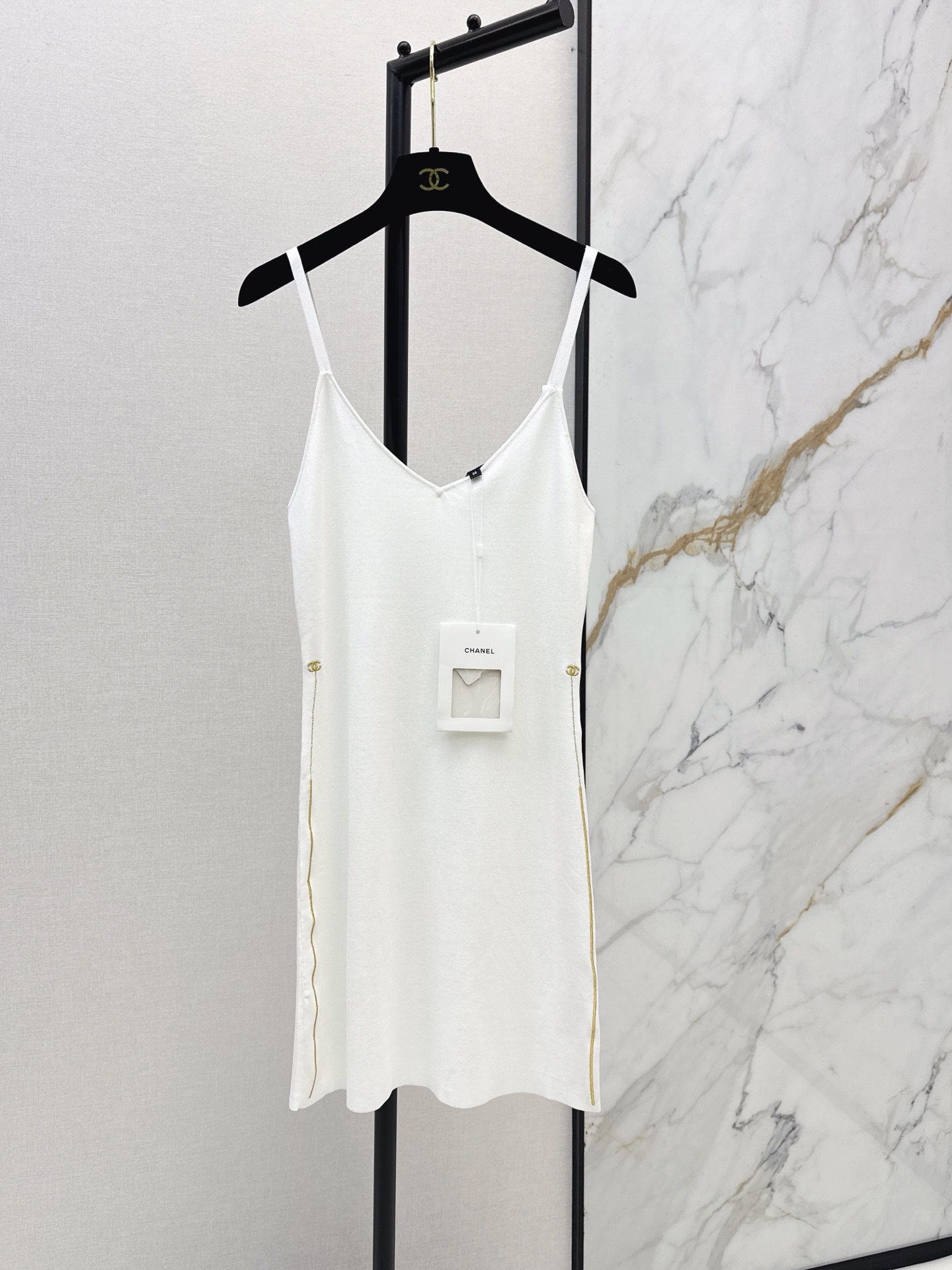 NO:911822,C Home 26Ss————The latest spring and summer high-end handmade workshop series gold thread embroidered logo side suspender dress, customized cool and comfortable yarn, soft and skin-friendly, custom gold thread embroidery logo on the hem, super comfortable to wear, round neck + loose version, simple and elegant, can be easily controlled in daily casual or light luxury style. Two colors sml9,,chanel,skirts,19860909C家 26Ss————春夏最新款高级手工坊系列金线刺绣logo边吊带连衣裙定制冰凉舒适纱线 柔软亲肤 定制下摆金线刺绣logo 穿着超舒适 圆领+宽松版型 简约大方日常休闲或轻奢风都能轻松驾驭 两色sml9,,chanel,skirts,,Women's clothing