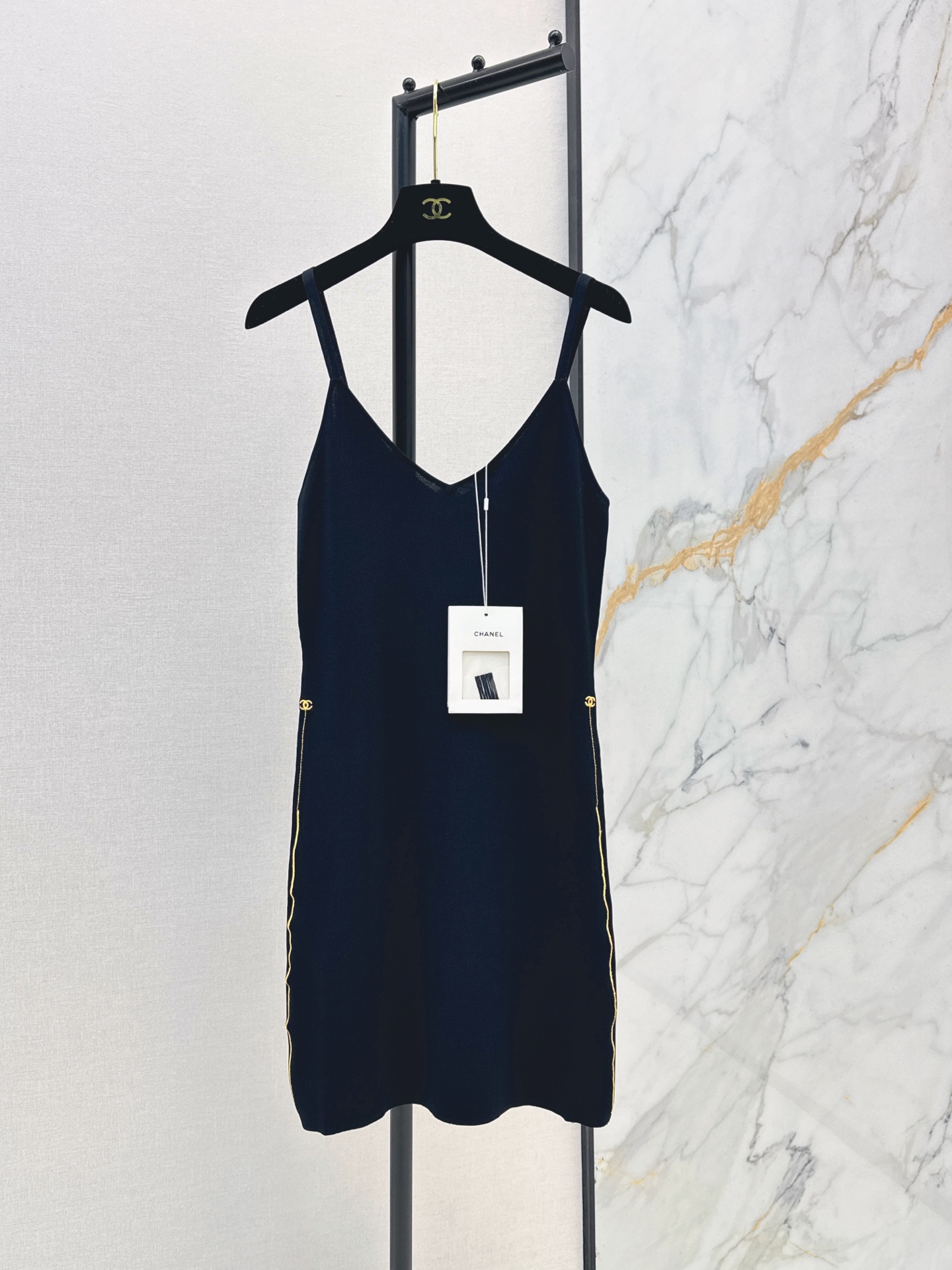 NO:911817,C Home 26Ss————The latest spring and summer high-end handmade workshop series gold thread embroidery logo side suspender dress, custom-made cool and comfortable yarn, soft and skin-friendly, custom gold thread embroidery logo on the hem, super comfortable to wear, round neck + loose version, simple and elegant, can be easily controlled in daily casual or light luxury style. Two-color sml,,chanel,skirts,19860909C家 26Ss————春夏最新款高级手工坊系列金线刺绣logo边吊带连衣裙定制冰凉舒适纱线 柔软亲肤 定制下摆金线刺绣logo 穿着超舒适 圆领+宽松版型 简约大方日常休闲或轻奢风都能轻松驾驭 两色sml,,chanel,skirts,,Women's clothing