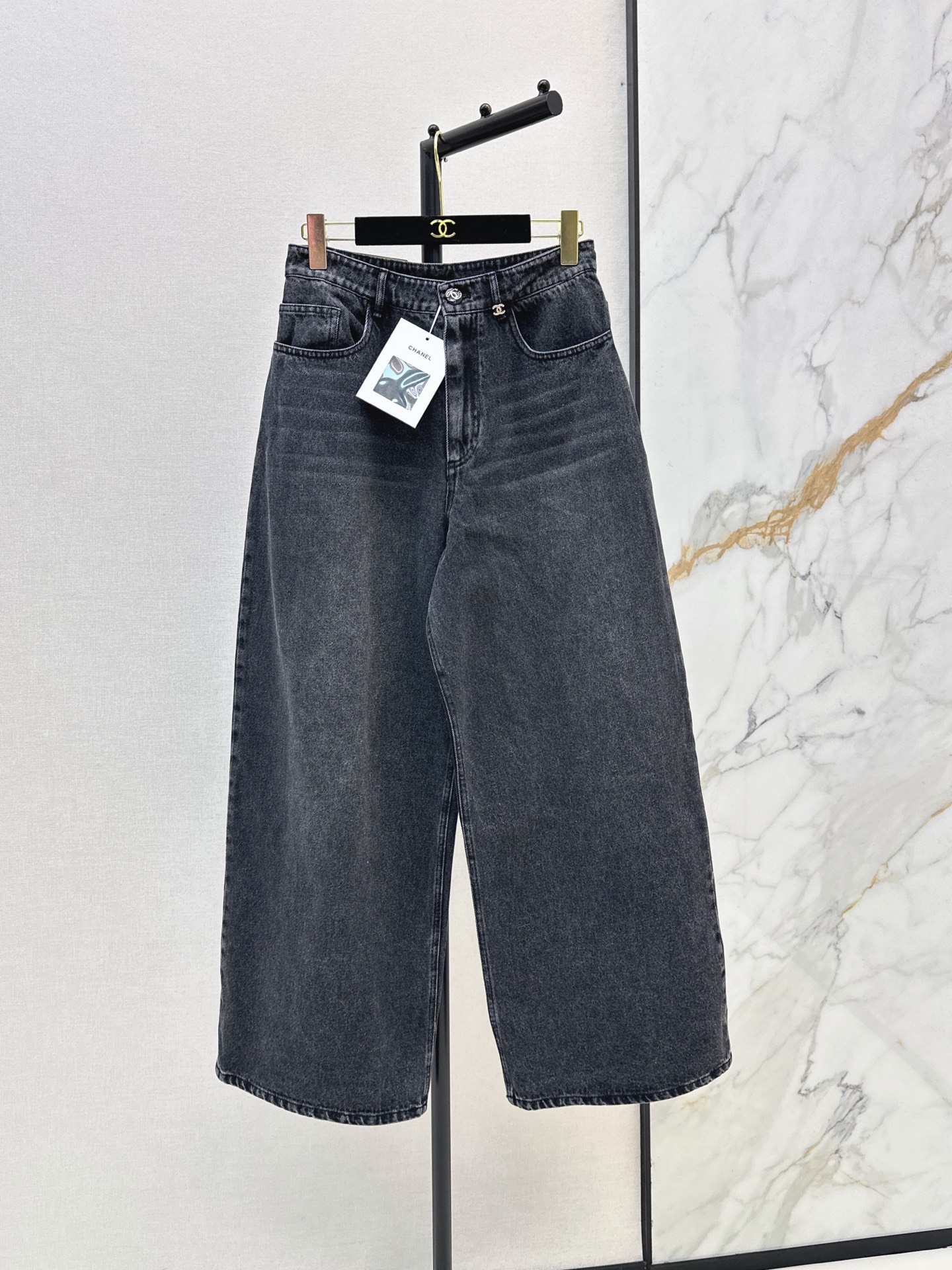 NO:911812,Recommended single item: C home 26Ss——Early autumn latest ink gray washed wide-leg trousers OK. Classic double C series worth collecting. Customized buttons. White leather tag decoration on the back. Ink wash color. The color is very versatile. One color sml,,chanel,19860909爆单款推荐 C家 26Ss————早秋最新款水墨灰洗水阔腿长裤OK 值得收藏的经典双C系列 定制的扣子 后背白色皮牌装饰 水墨水颜色洗水 颜色很百搭 一色sml,,chanel,,Women's clothing