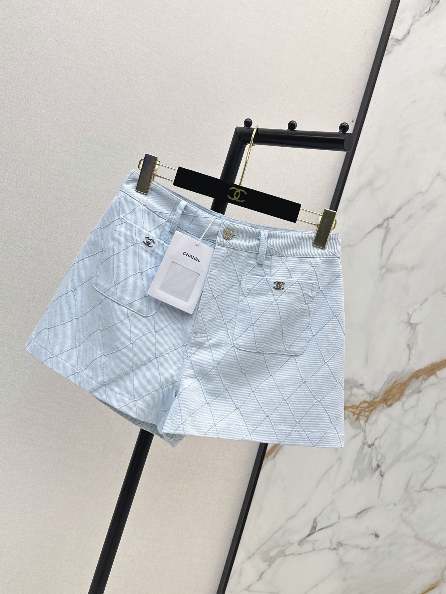 NO:911807,C Home 26Ss————The latest model of rhombus stitched denim shorts for spring and summer. Low-key and luxurious three-dimensional tailoring. Streamlined line design. Noble and elegant yet full of gentle and intellectual temperament. Imported special materials. You will be amazed when you receive it. Customized fabrics with great texture. Two-color sml,,chanel,shorts,19860909C家 26Ss————春夏最新款菱格纹车线牛仔短裤 低调奢华立体剪裁 精简线条感设计 高贵典雅又尽显温柔知性的气质 进口特殊材质 收到手会很惊艳 定制面料质感超赞 两色sml,,chanel,shorts,,Women's clothing