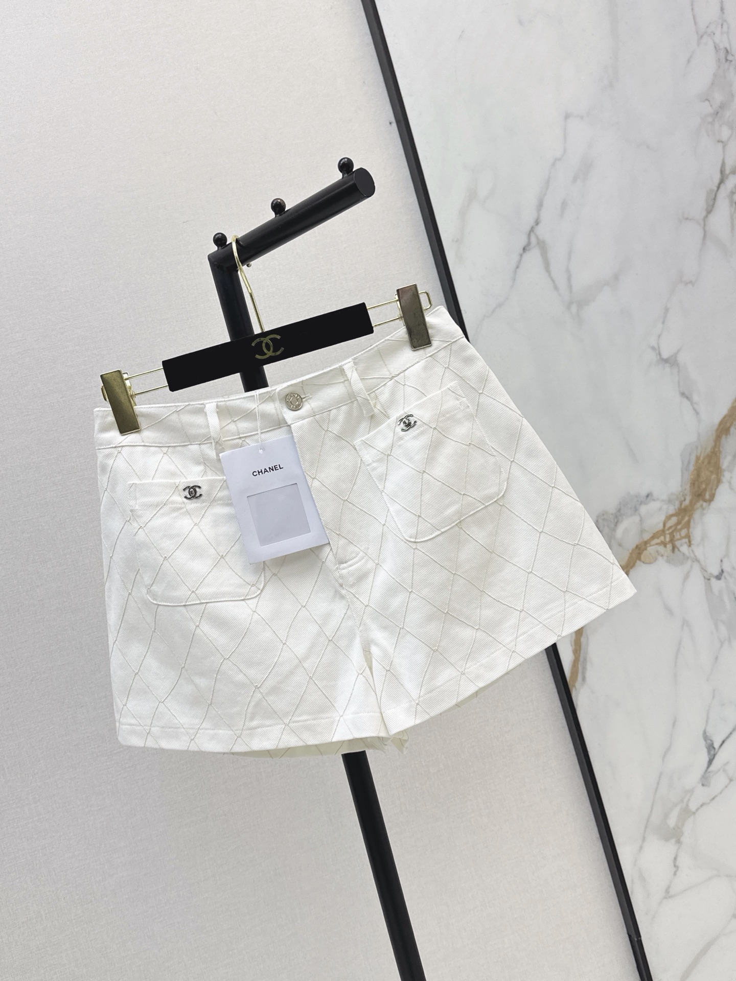 NO:911796,C Home 26Ss————The latest model of rhombus stitched denim shorts for spring and summer. Low-key and luxurious three-dimensional tailoring. Streamlined line design. Noble and elegant yet full of gentle and intellectual temperament. Imported special materials. You will be amazed when you receive it. Customized fabrics with great texture. Two-color sml,,chanel,shorts,19860909C家 26Ss————春夏最新款菱格纹车线牛仔短裤 低调奢华立体剪裁 精简线条感设计 高贵典雅又尽显温柔知性的气质 进口特殊材质 收到手会很惊艳 定制面料质感超赞 两色sml,,chanel,shorts,,Women's clothing