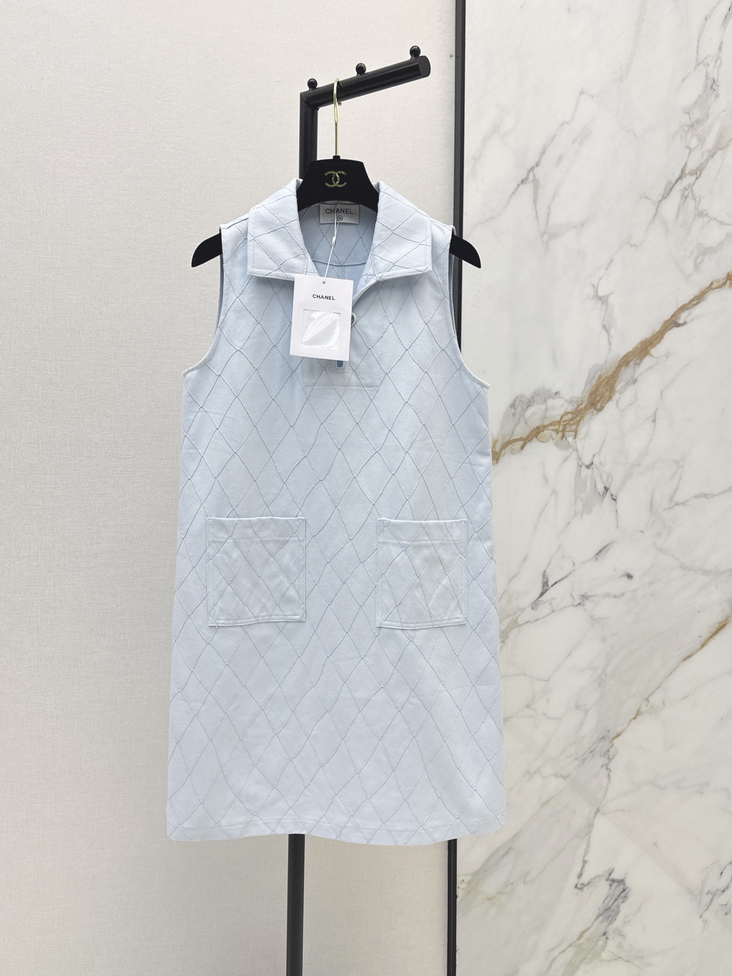 NO:911785,C Home 26Ss————The latest model of diamond-patterned lapel denim dress for spring and summer has a super western style. The upper body is casually high-end and effortlessly fashionable. The overall shape is simple and elegant. The silhouette is comfortable to wear. Intelligent and elegant, creating a cool and high-end sense. Two-color sml,,chanel,skirts,19860909C家 26Ss————春夏最新款菱格纹车线翻领牛仔连衣裙版型超洋气 上身就一整个不经意的高级 毫不费力的时髦 整体简约大方 廓形穿着舒适 知性大气 打造飒爽高级感 两色sml,,chanel,skirts,,Women's clothing