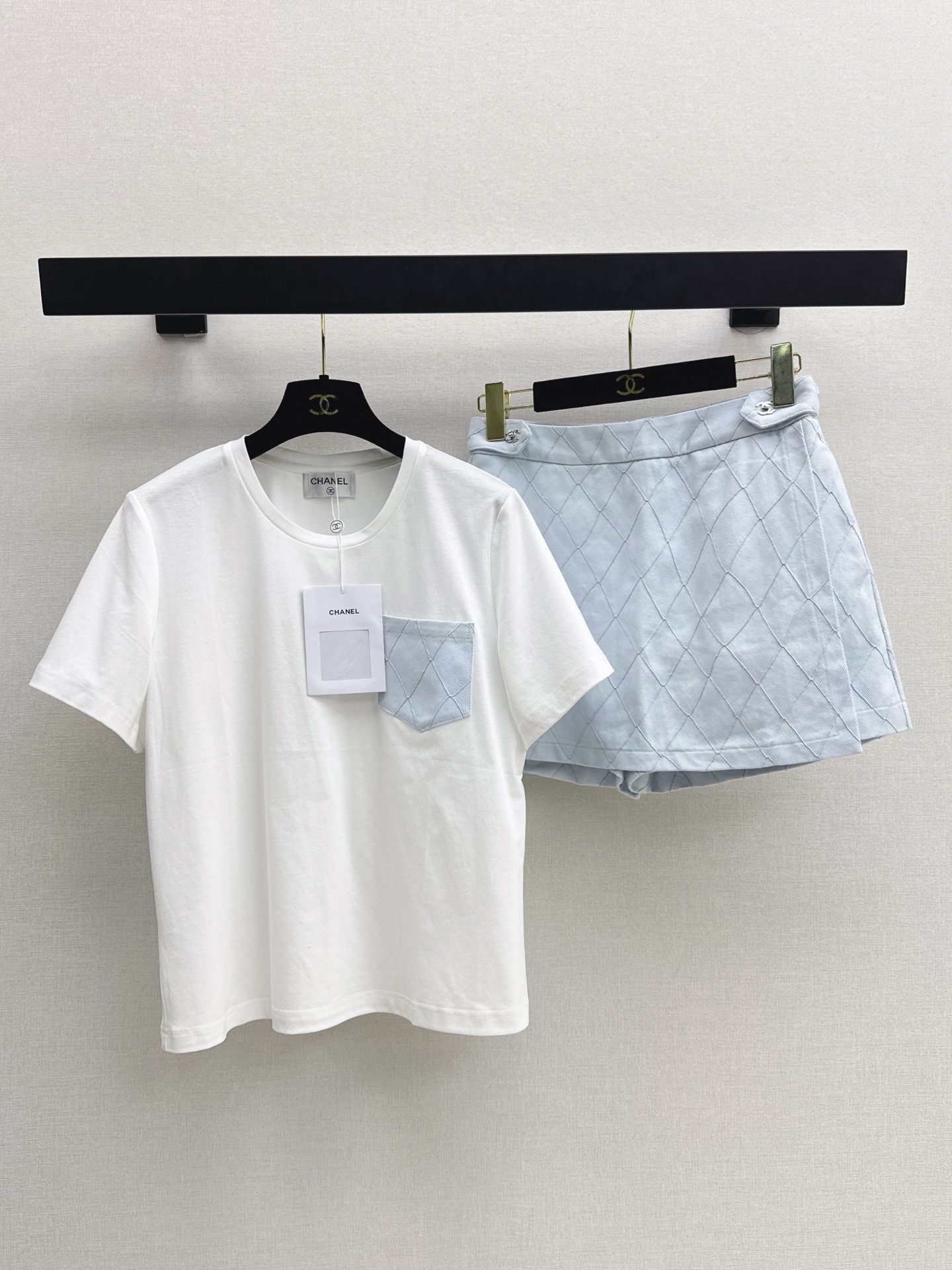 NO:911776,C Home 26Ss————The latest spring and summer spliced ​​denim pocket T-shirt + rhombus stitched culottes. High-end atmosphere. Full of high-end sense of wear. Innovative fabric. Light and soft. Real product is very good. The upper body is fashionable and versatile. Two colors SML, Chanel, skirts, tees, T-shirt,19860909C家 26Ss————春夏最新款拼接牛仔口袋T恤+菱格纹车线裙裤 高级大气 满满的穿搭高级感 创新面料 轻盈柔软 实物非常赞 上身洋气百搭 两色sml,,chanel,skirts,tees，t-shirt,,Women's clothing