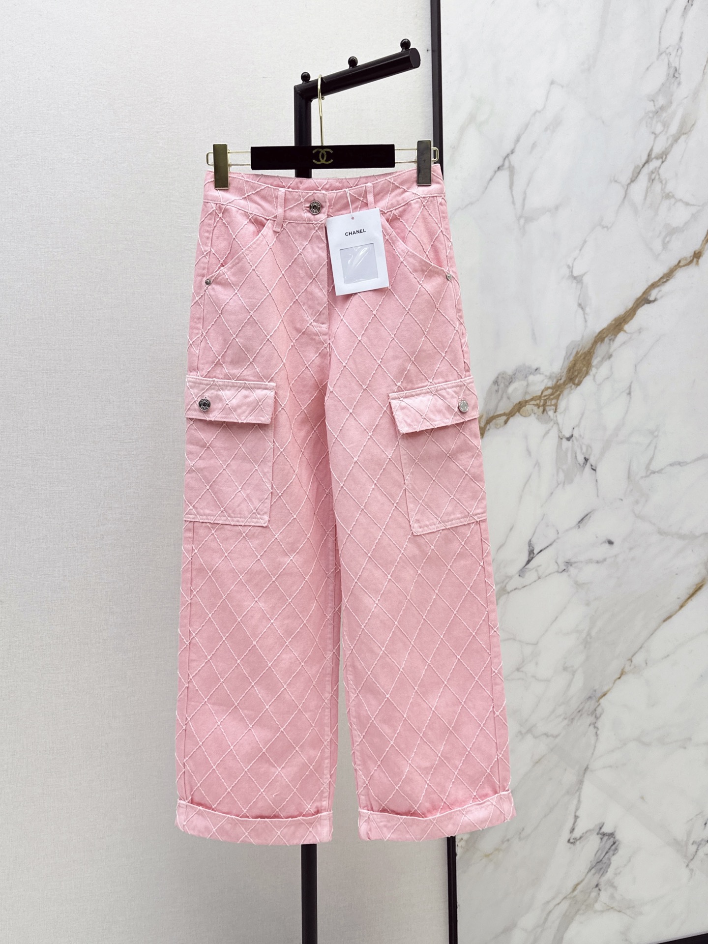 NO:911766,C Home 26Ss————The latest spring and summer Coco beach series heavy-duty embroidered rhombus embroidered denim trousers, age-reducing girl style hibiscus pink workwear pocket rolled trouser leg design, classic straight version, the upper body is slimming, customized enzyme washed denim fabric, bright summer beach, a must-have item for Bai Fumei, organic cotton denim has a great texture, one color sml,,chanel,19860909C家 26Ss————春夏最新款Coco beach系列重工刺绣菱格线绣牛仔长裤 减龄少女风木槿粉 工装口袋卷裤脚设计经典直筒版型上身巨显瘦 定制酵素洗水牛仔面料 明媚夏日海滩 白富美必入单品 有机纯棉牛仔质感超赞 一色sml,,chanel,,Women's clothing